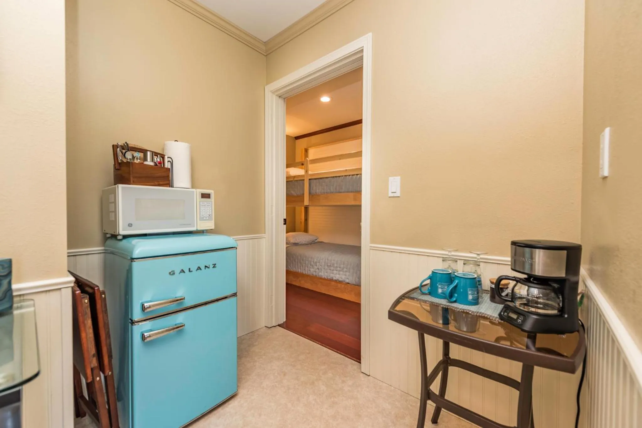 Kitchen or kitchenette in Juan de Fuca Waterfront Hotel & Cottages