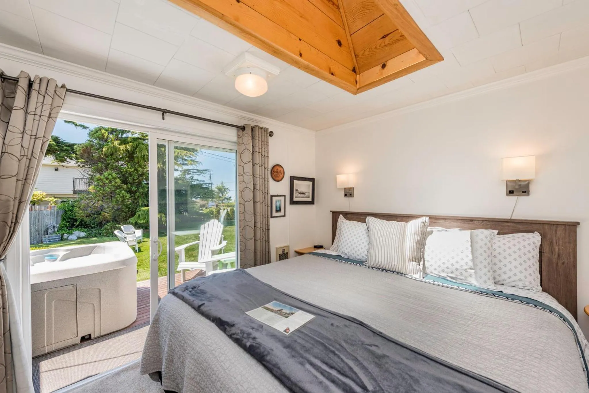 Hot Tub, Bed in Juan de Fuca Waterfront Hotel & Cottages