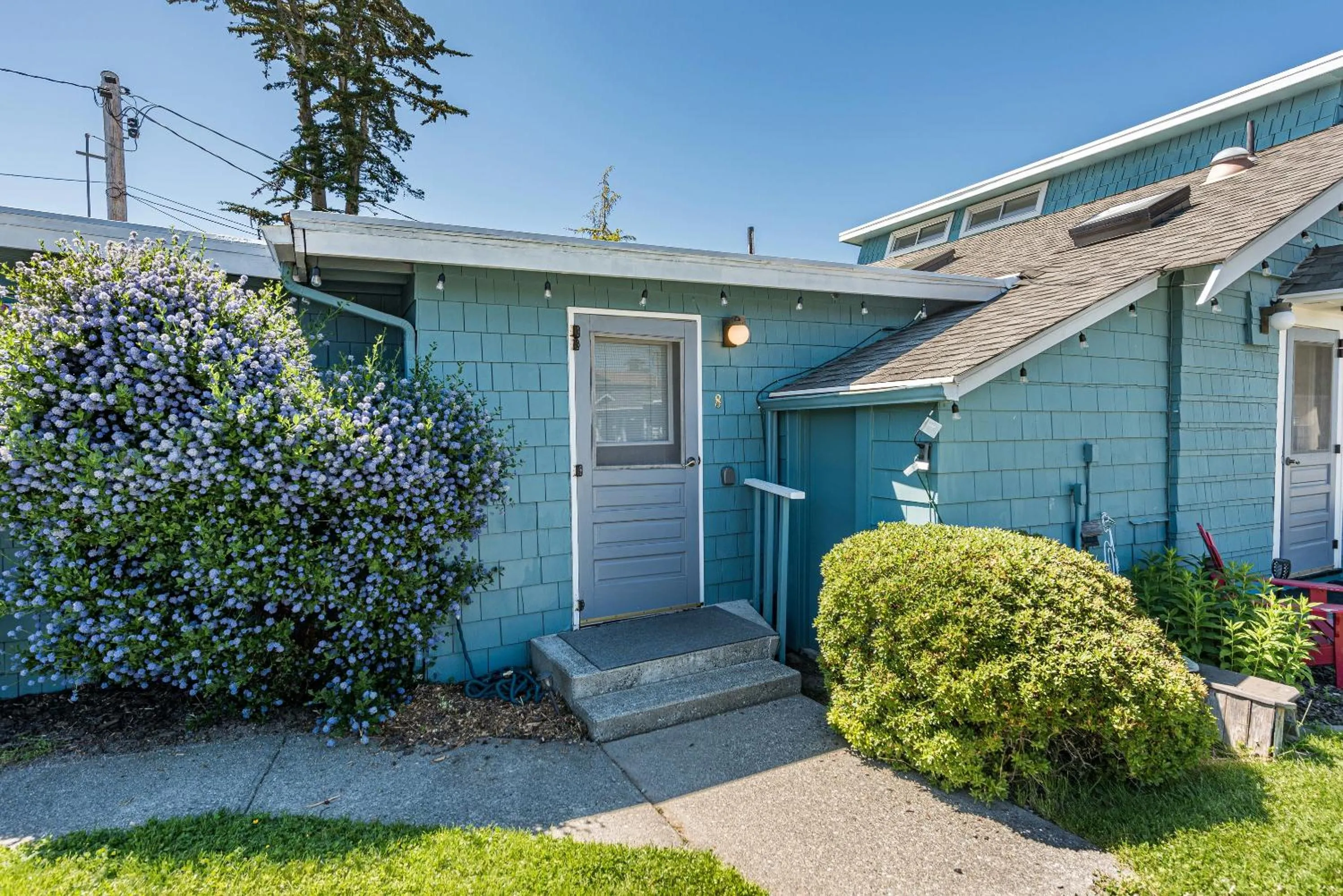 Facade/entrance in Juan de Fuca Waterfront Hotel & Cottages