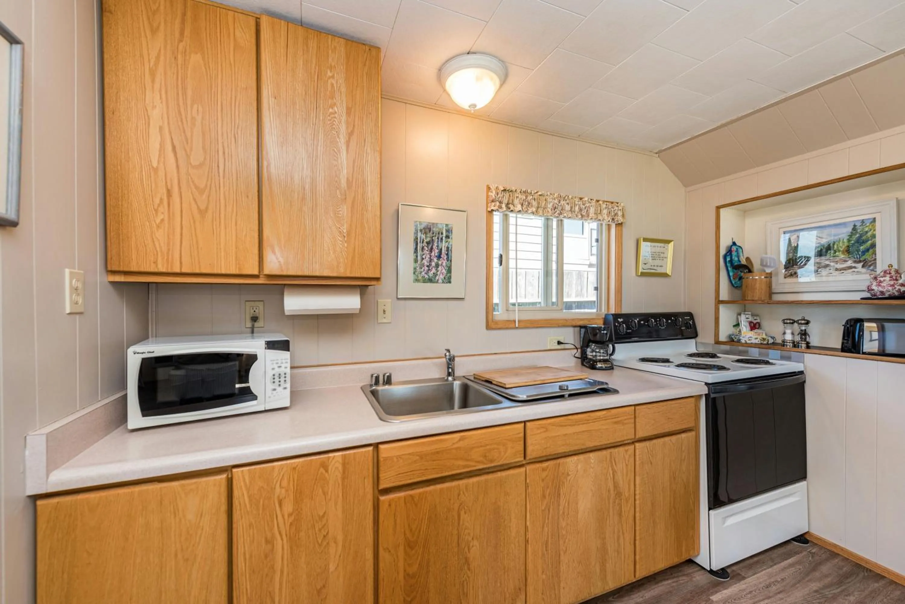 Kitchen or kitchenette in Juan de Fuca Waterfront Hotel & Cottages