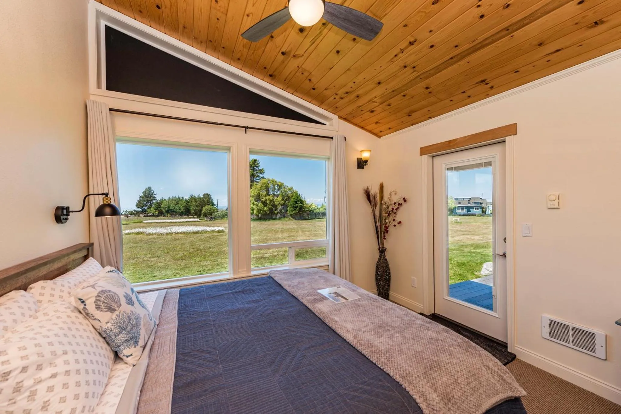 Bedroom, Bed in Juan de Fuca Waterfront Hotel & Cottages