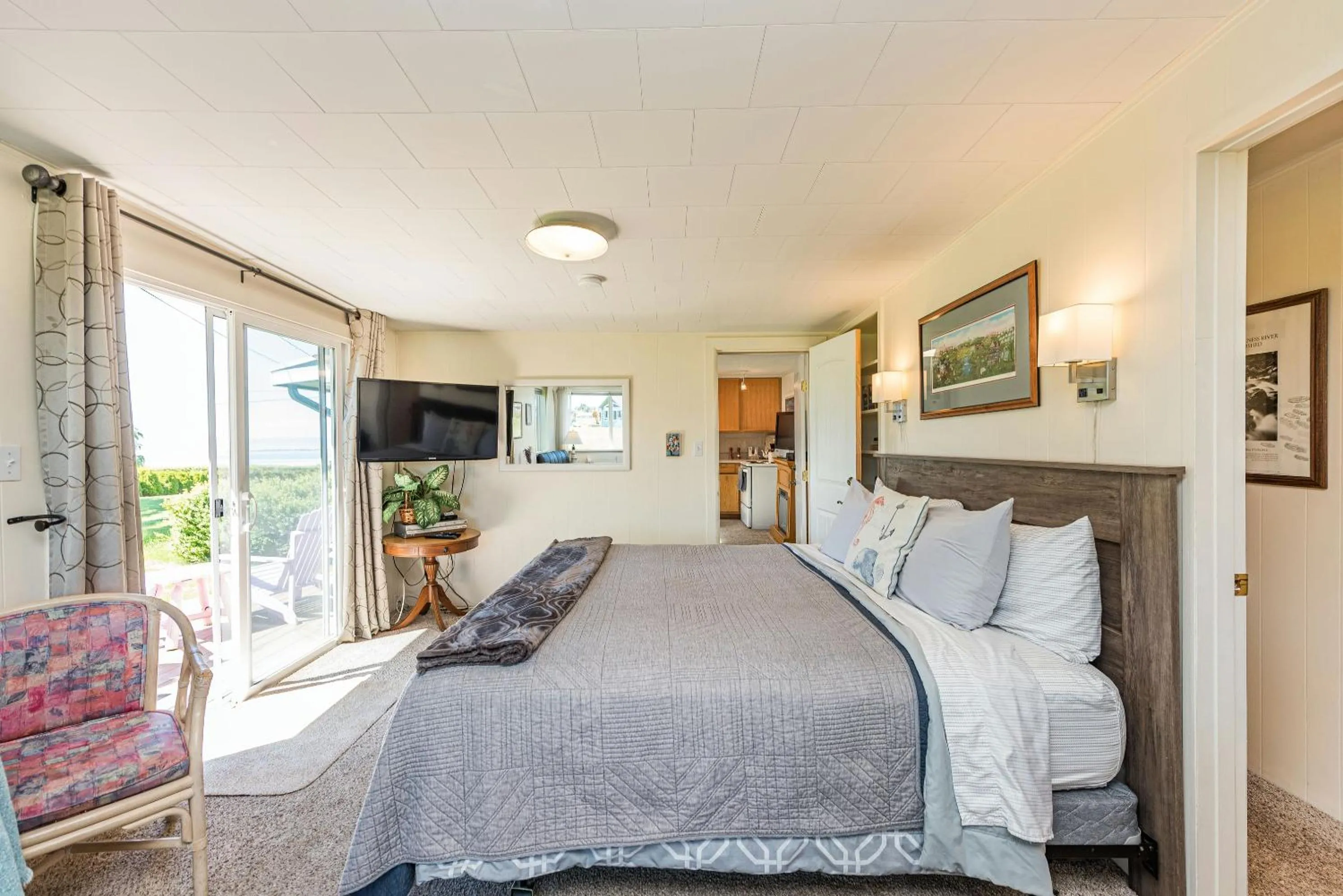 Bedroom, Bed in Juan de Fuca Waterfront Hotel & Cottages