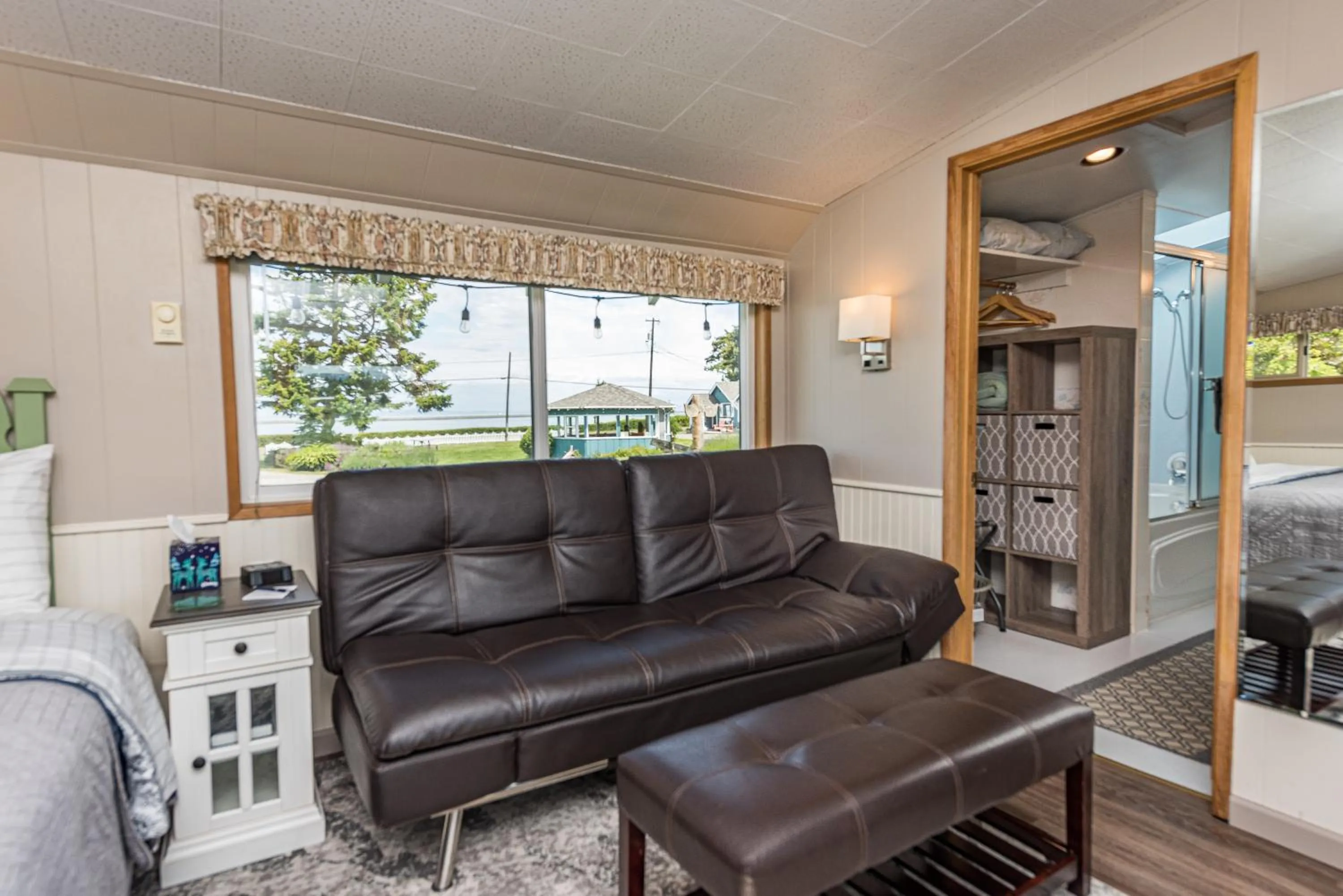 Seating area in Juan de Fuca Waterfront Hotel & Cottages