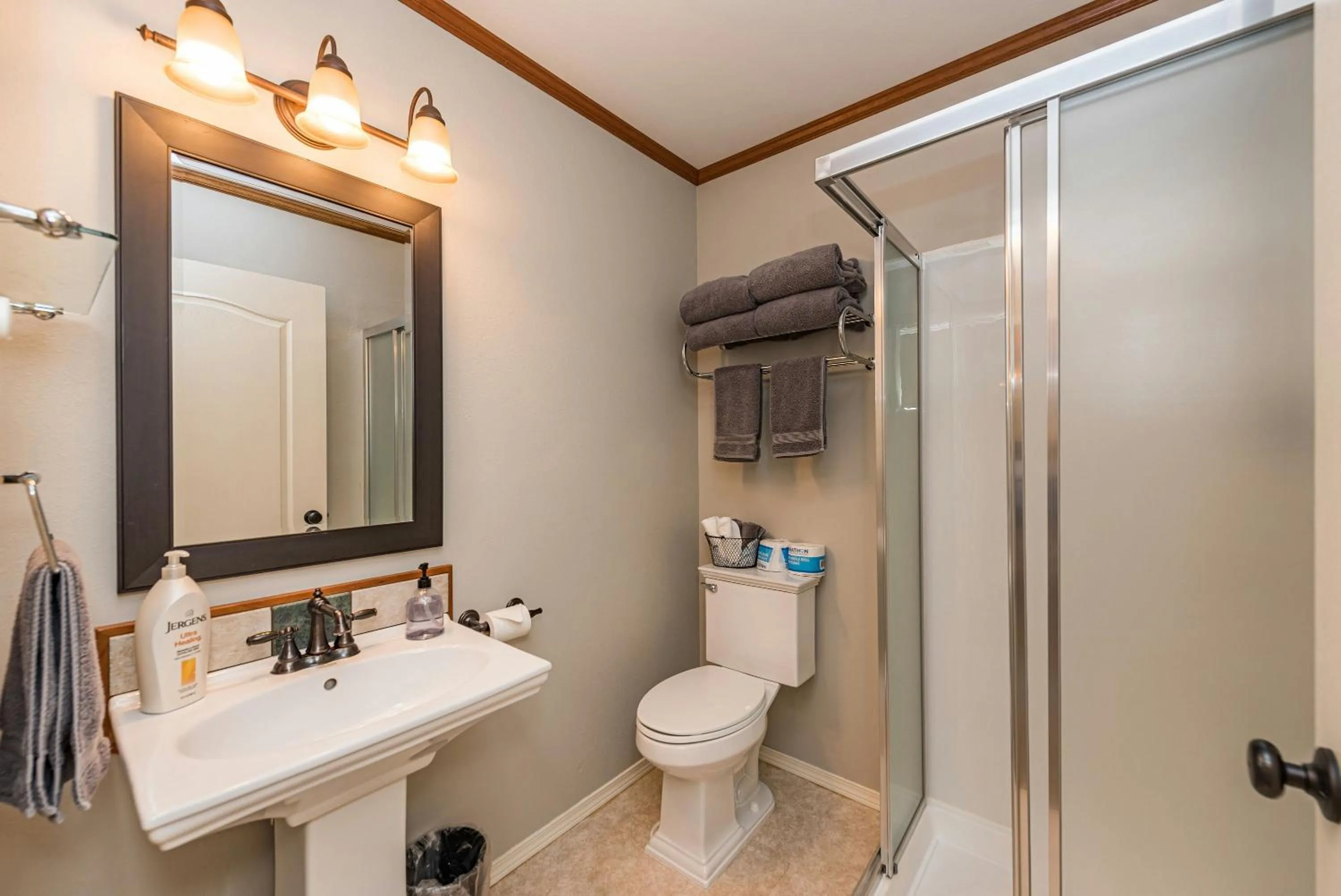 Bathroom in Juan de Fuca Waterfront Hotel & Cottages