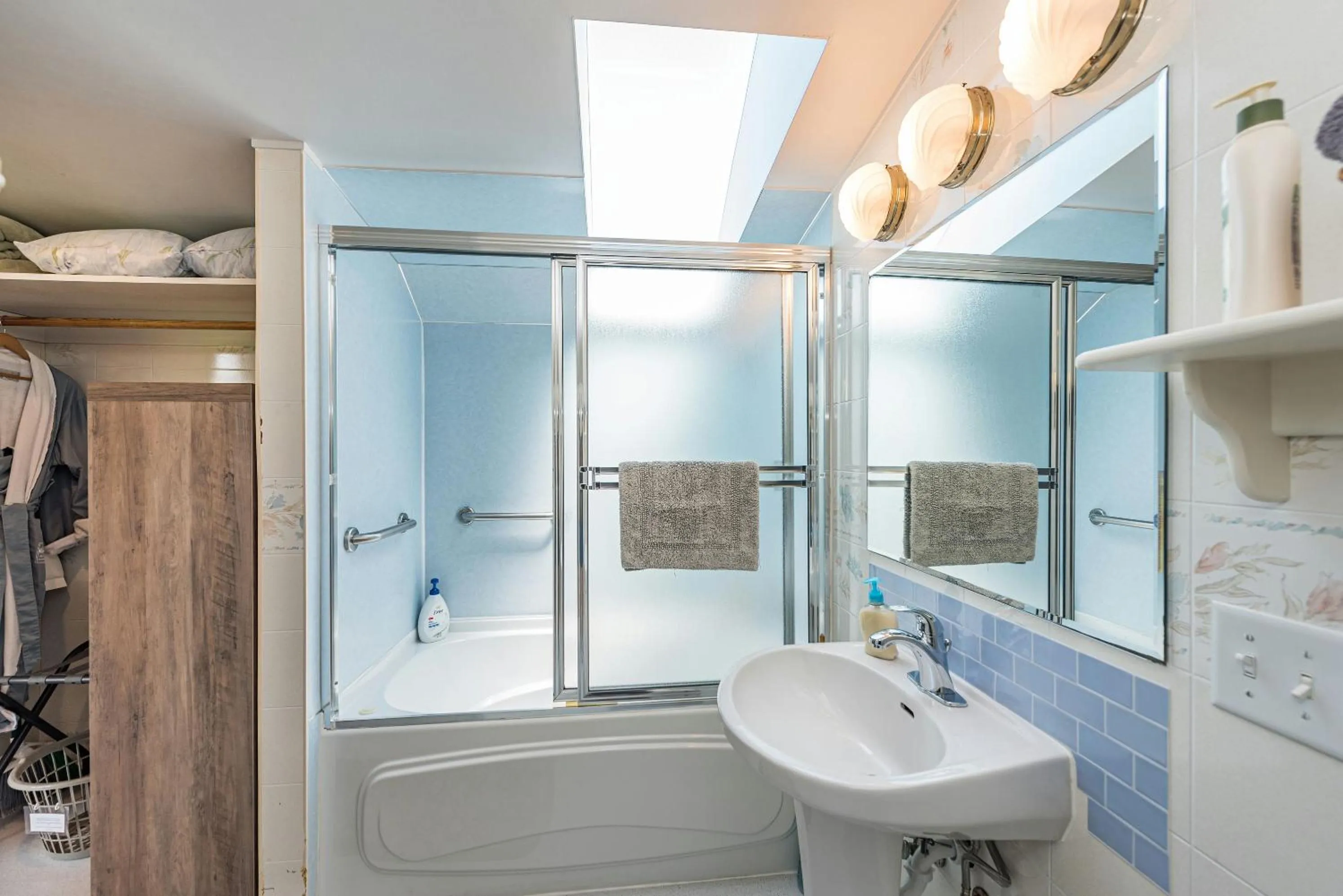 Shower in Juan de Fuca Waterfront Hotel & Cottages