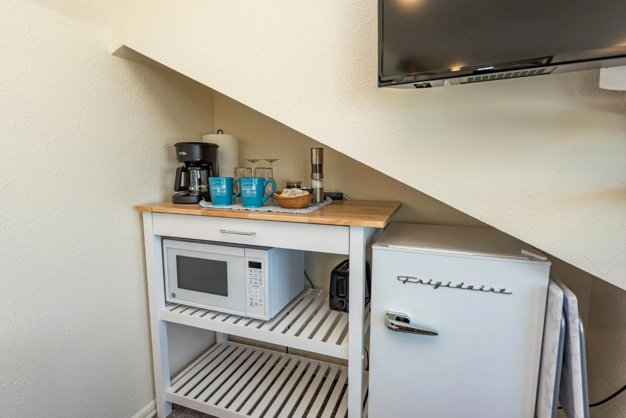 Kitchen or kitchenette in Juan de Fuca Waterfront Hotel & Cottages