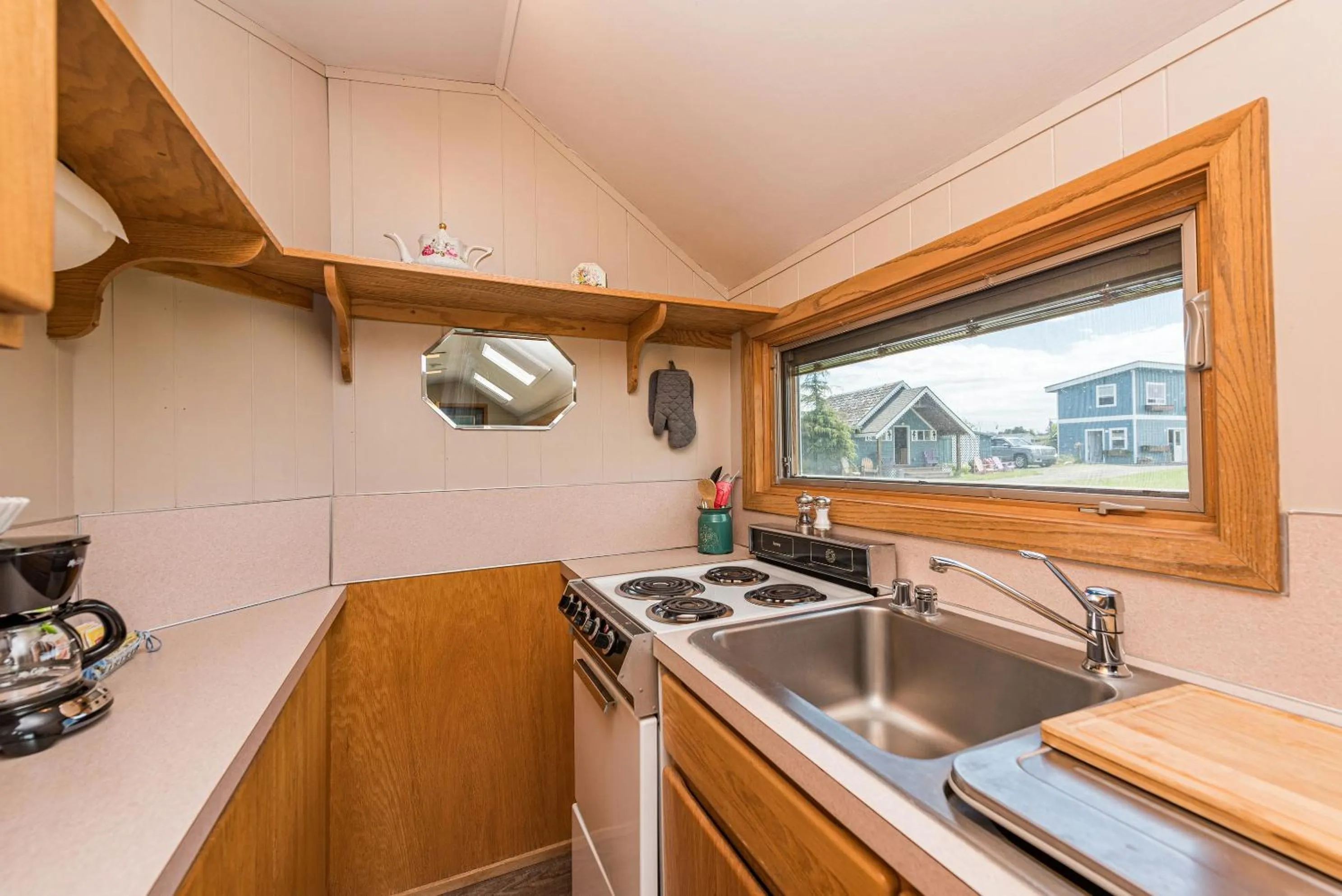 Kitchen or kitchenette in Juan de Fuca Waterfront Hotel & Cottages