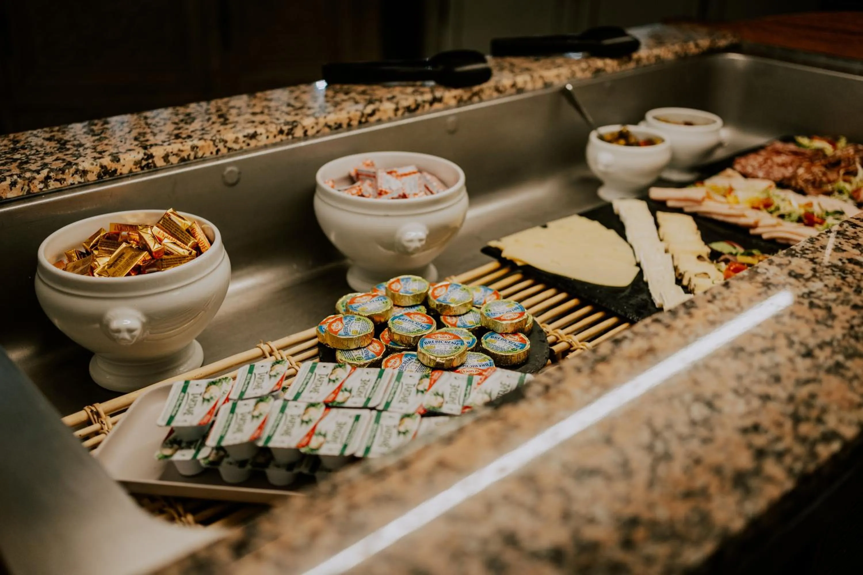 Breakfast in Garrigae Domaine de l'Esterel - piscine & SPA Cinq Mondes