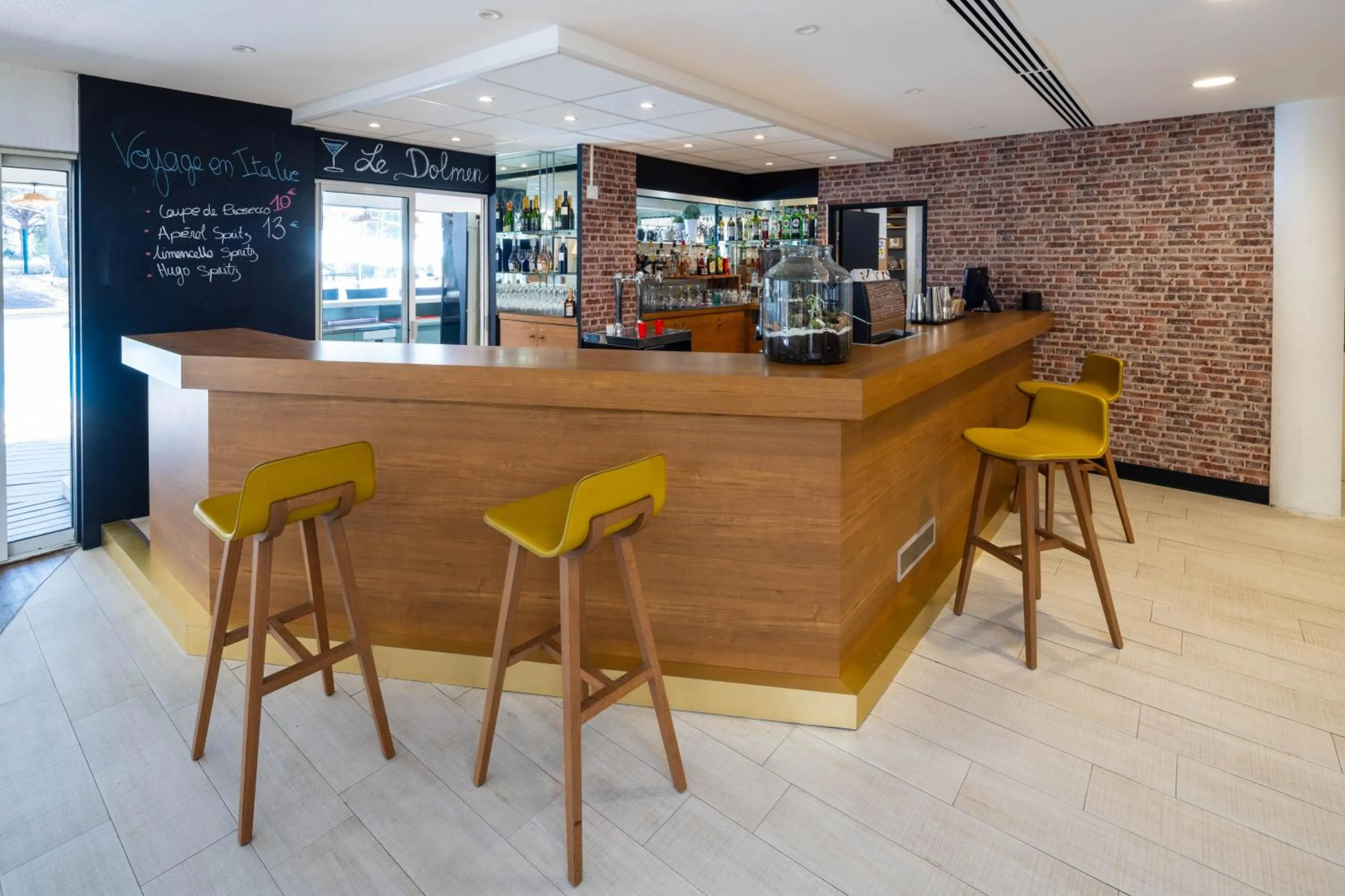 Lounge or bar in Garrigae Domaine de l'Esterel - piscine & SPA Cinq Mondes