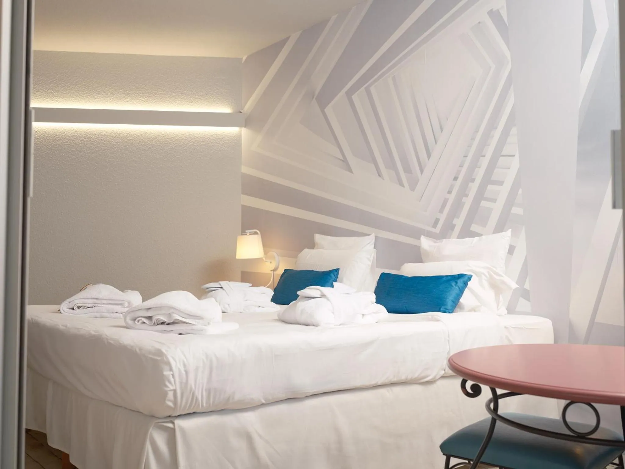 Bedroom, Bed in Garrigae Domaine de l'Esterel - piscine & SPA Cinq Mondes