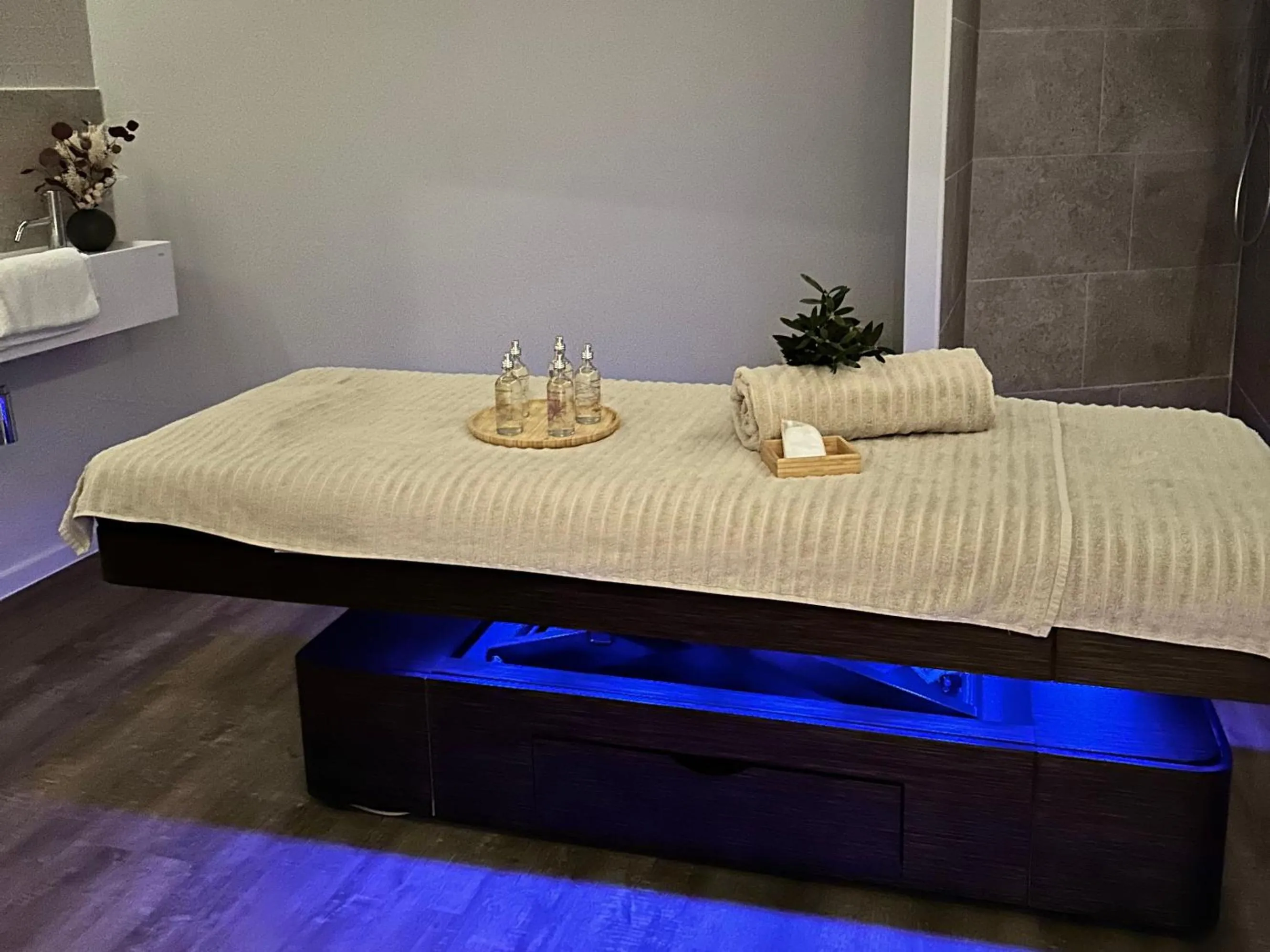 Massage, Bed in Garrigae Domaine de l'Esterel - piscine & SPA Cinq Mondes