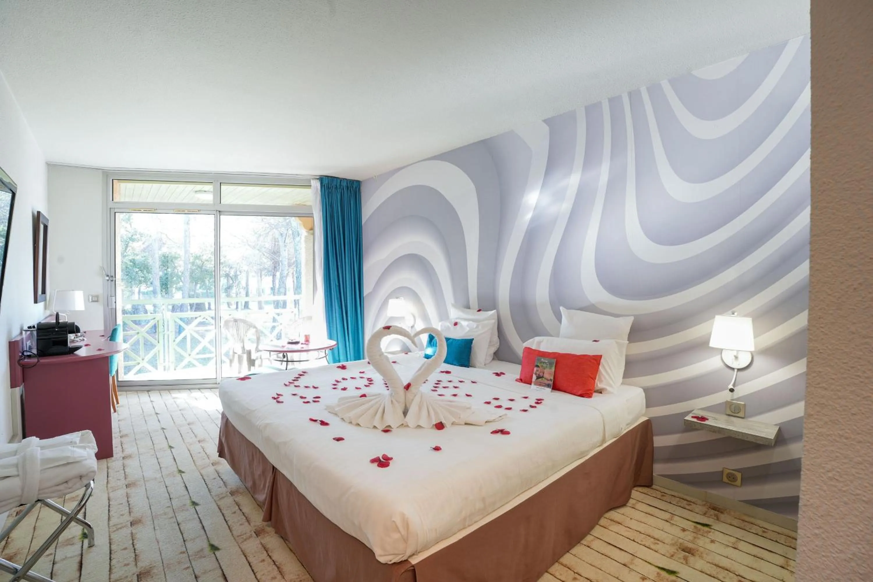 View (from property/room), Bed in Garrigae Domaine de l'Esterel - piscine & SPA Cinq Mondes