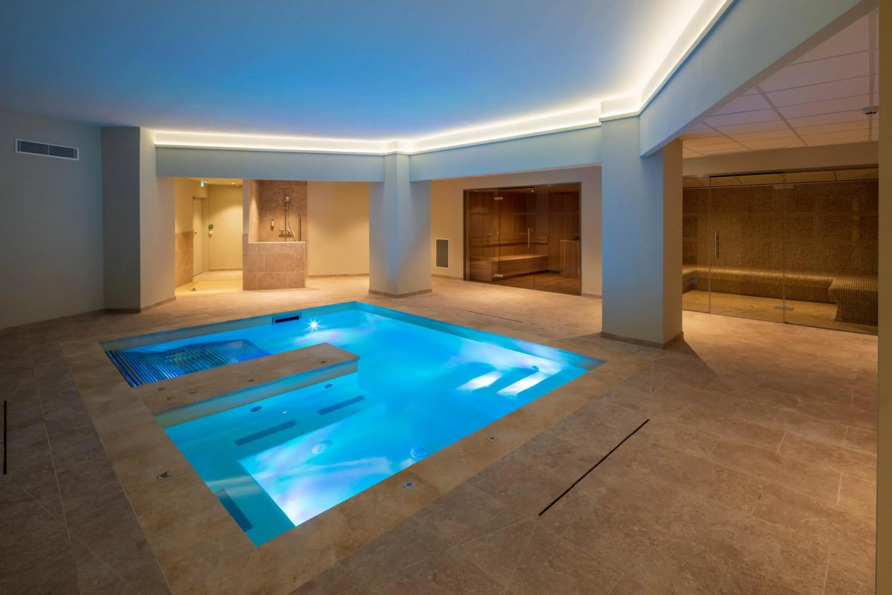 Spa and wellness centre/facilities in Garrigae Domaine de l'Esterel - piscine & SPA Cinq Mondes