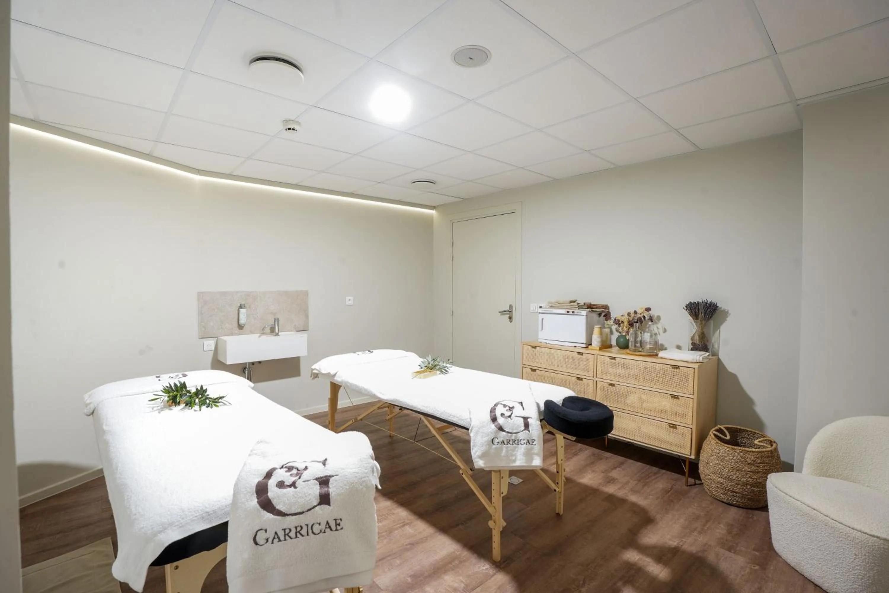 Spa and wellness centre/facilities in Garrigae Domaine de l'Esterel - piscine & SPA Cinq Mondes