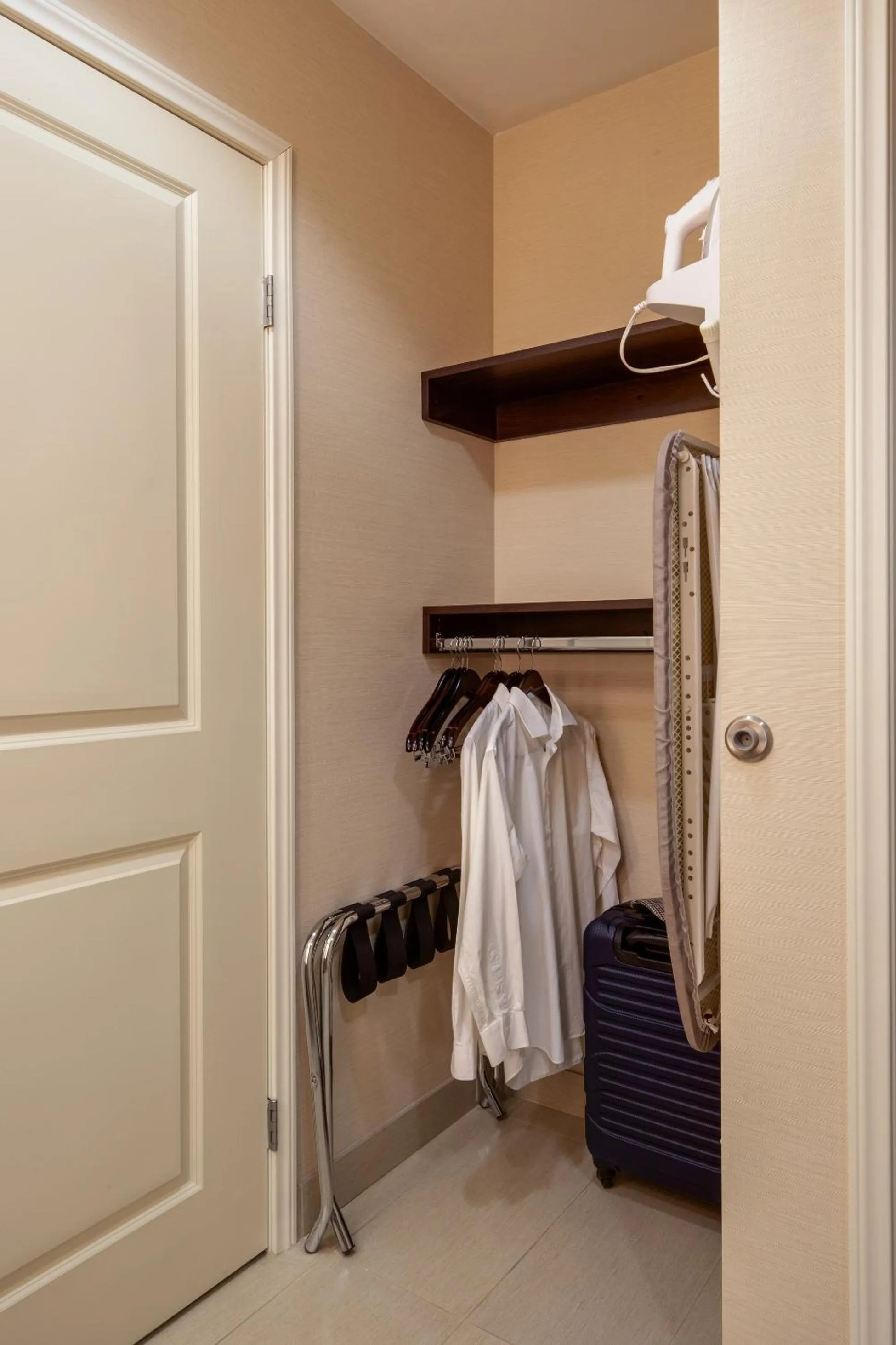 wardrobe in Ayres Hotel Fountain Valley - Huntington Beach