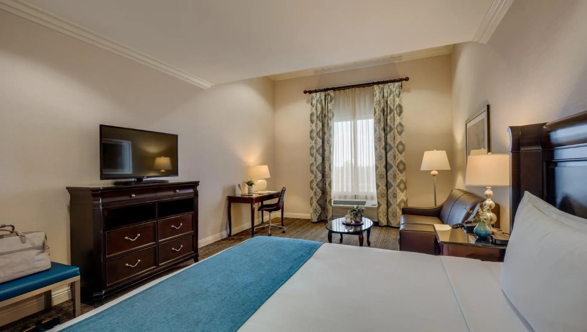TV and multimedia, Bed in Ayres Hotel Fountain Valley - Huntington Beach