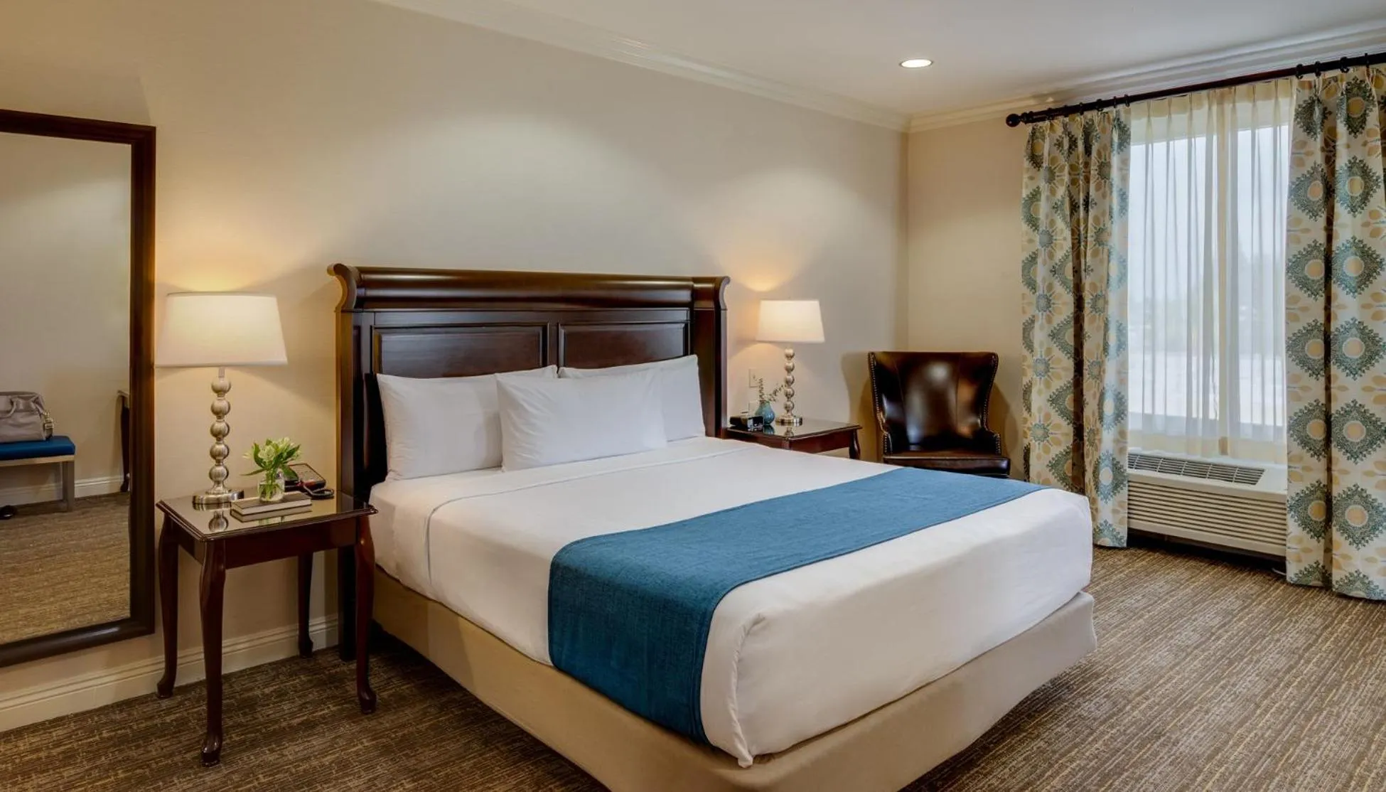 Bed in Ayres Hotel Fountain Valley - Huntington Beach