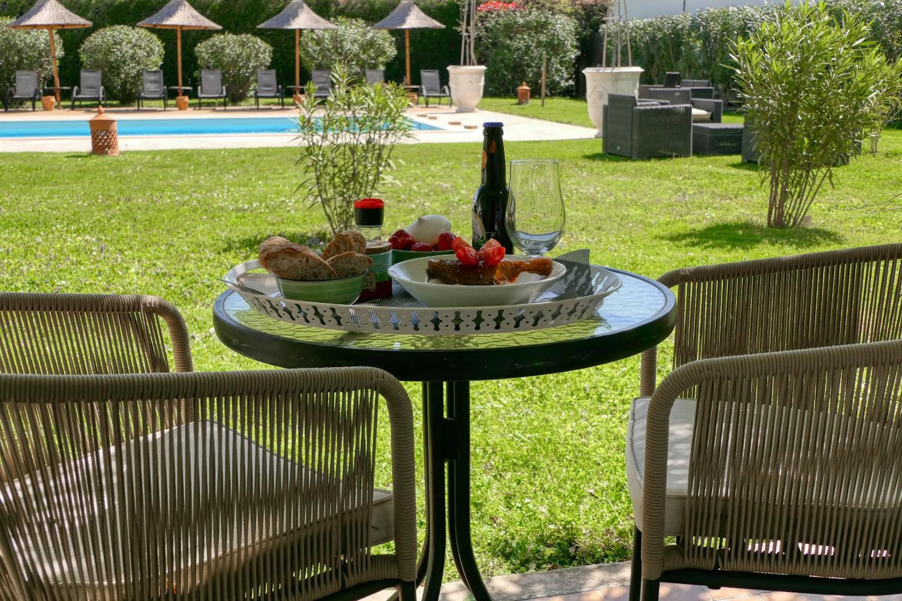 Patio in Logis Hôtel Le Rodin