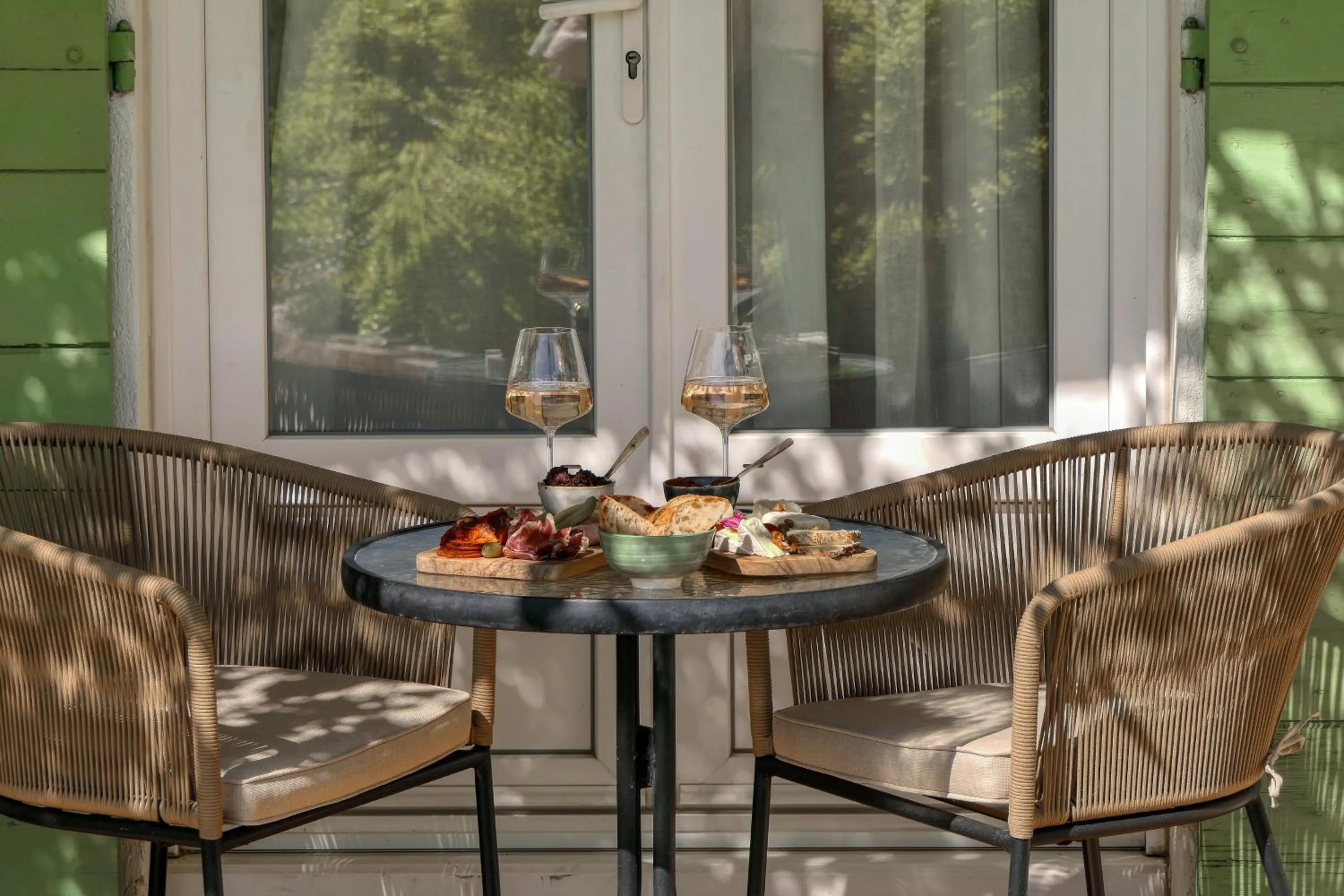 Patio in Logis Hôtel Le Rodin
