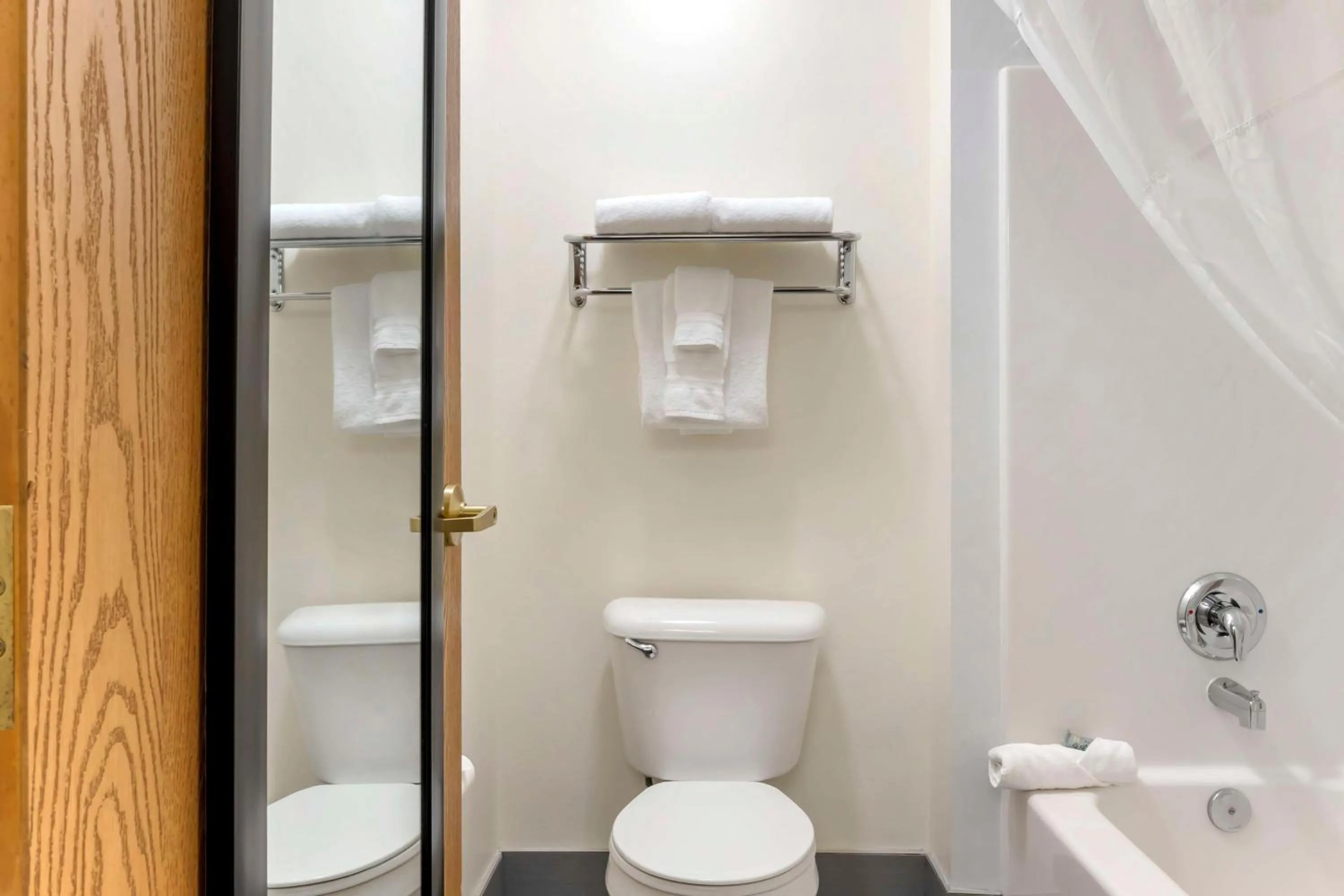 Bathroom in Best Western Yellowstone Crossing