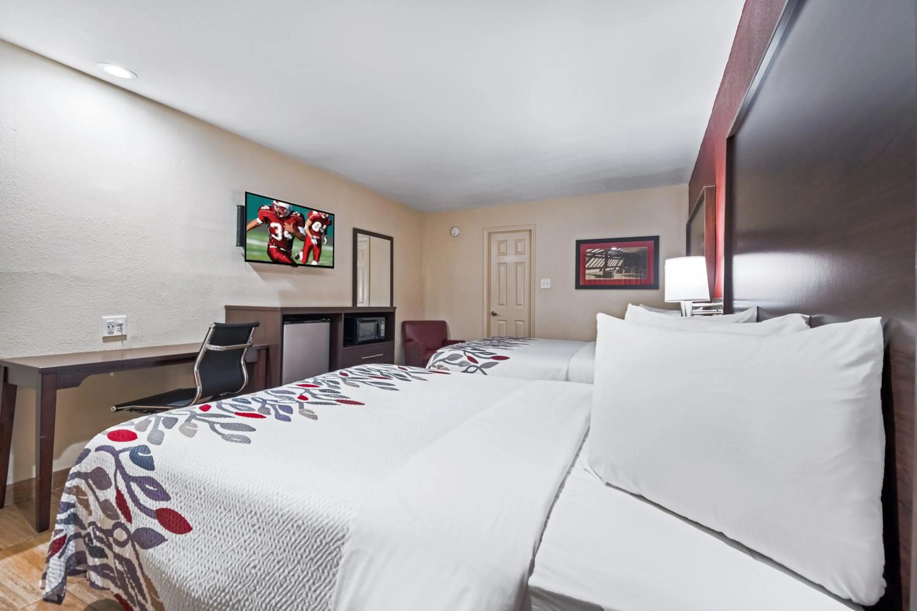 Photo of the whole room, Bed in Red Roof Inn Houston – Spring North
