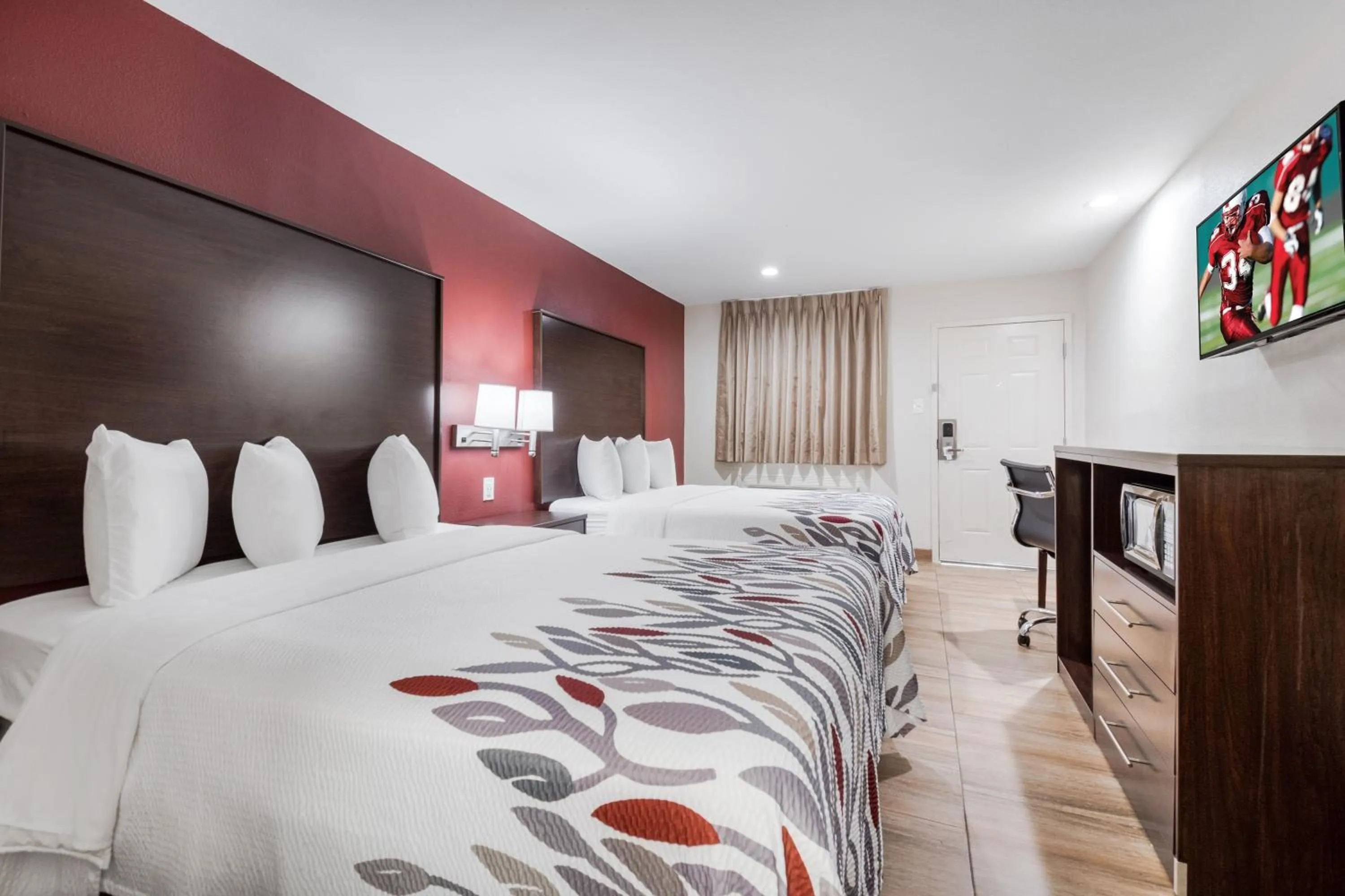 Photo of the whole room, Bed in Red Roof Inn Houston – Spring North