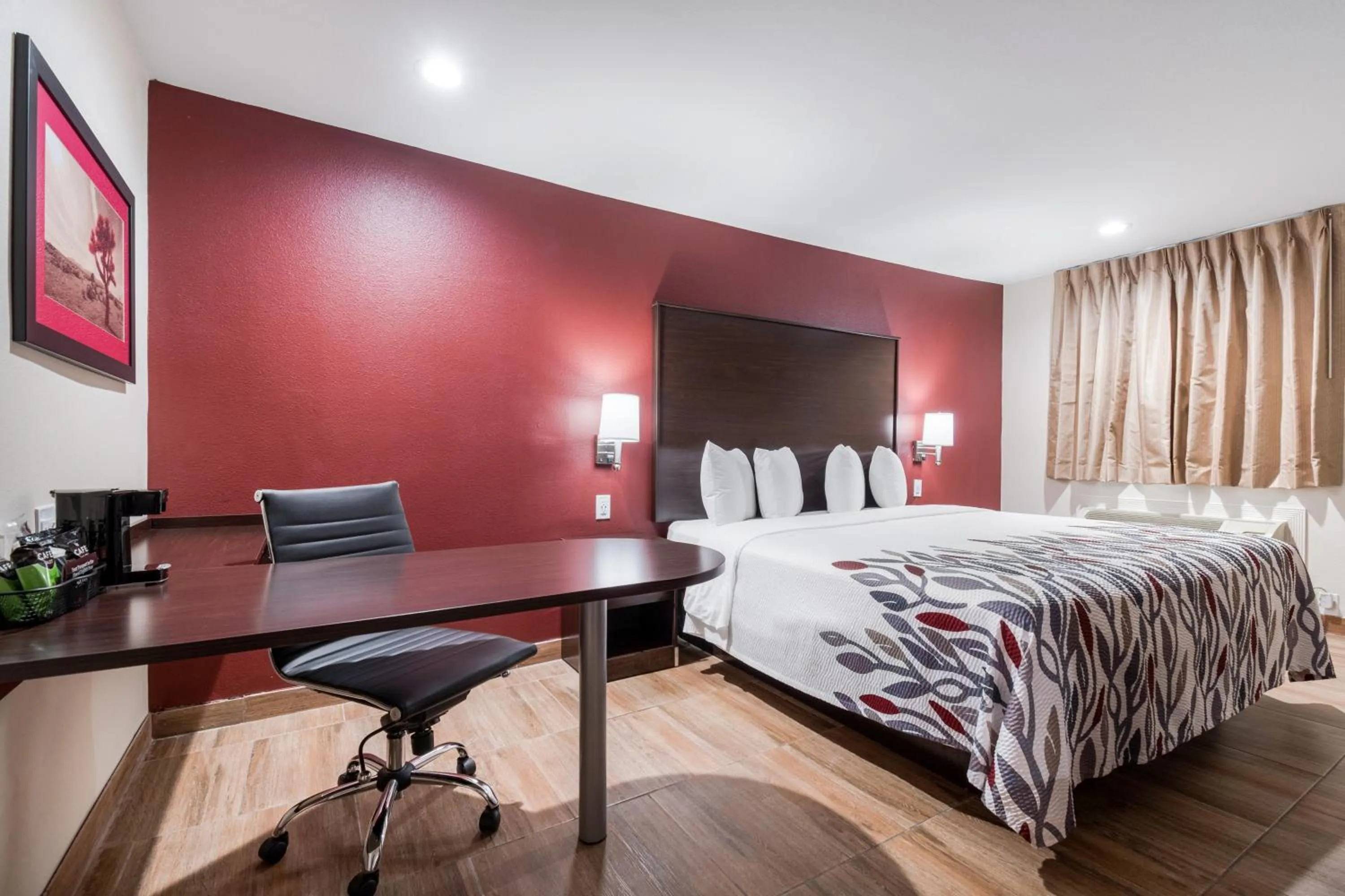 Photo of the whole room, Bed in Red Roof Inn Houston – Spring North