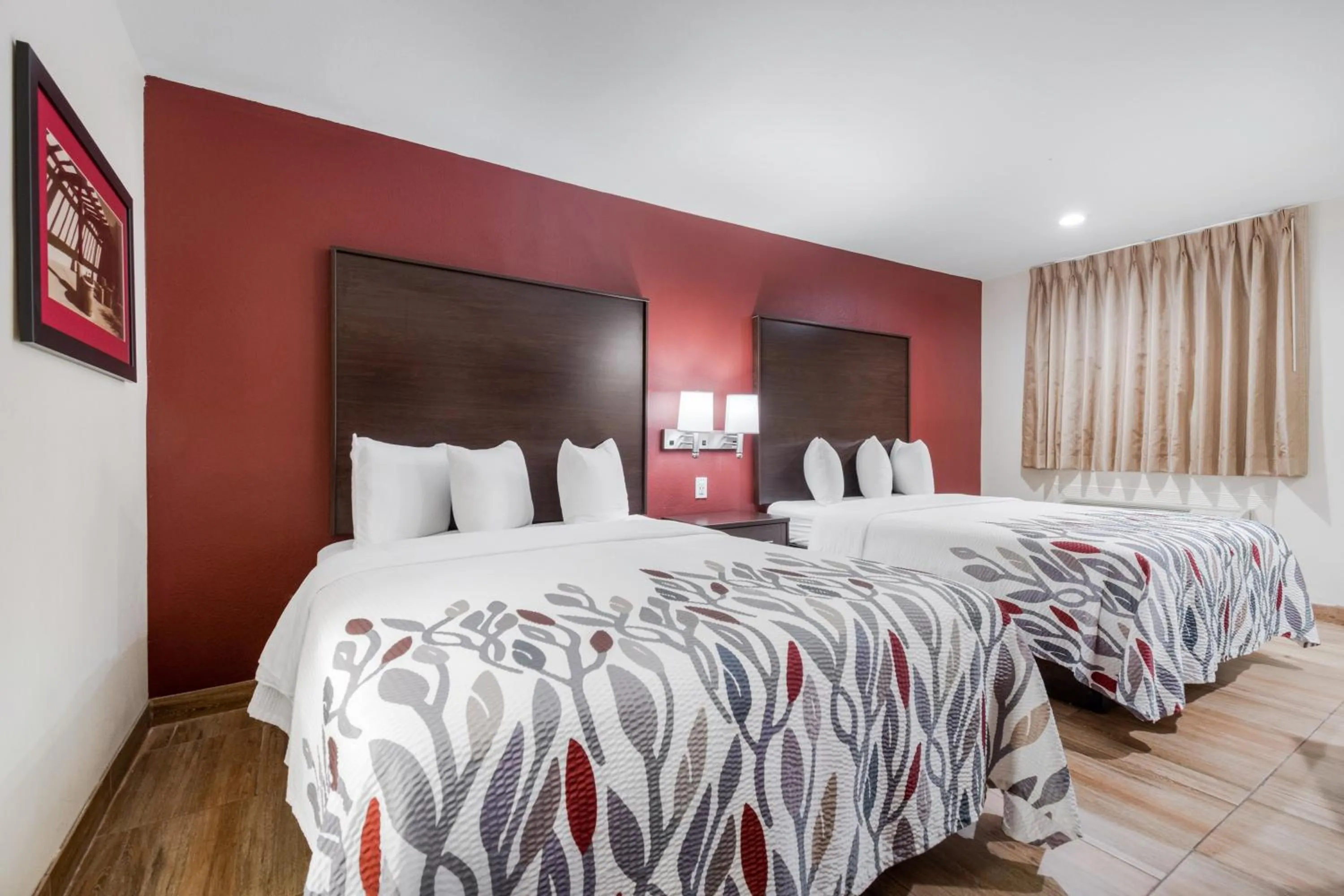 Photo of the whole room, Bed in Red Roof Inn Houston – Spring North