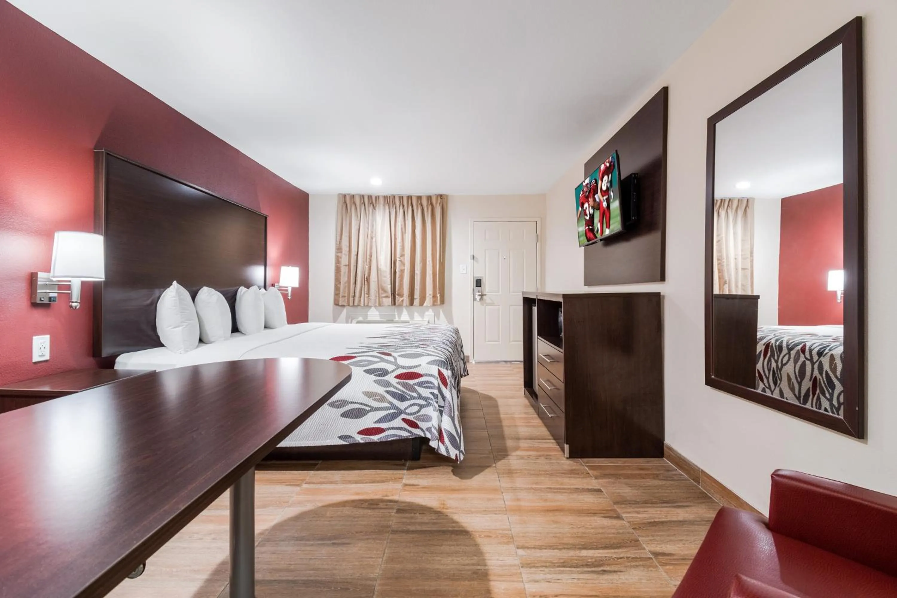 Photo of the whole room, Bed in Red Roof Inn Houston – Spring North