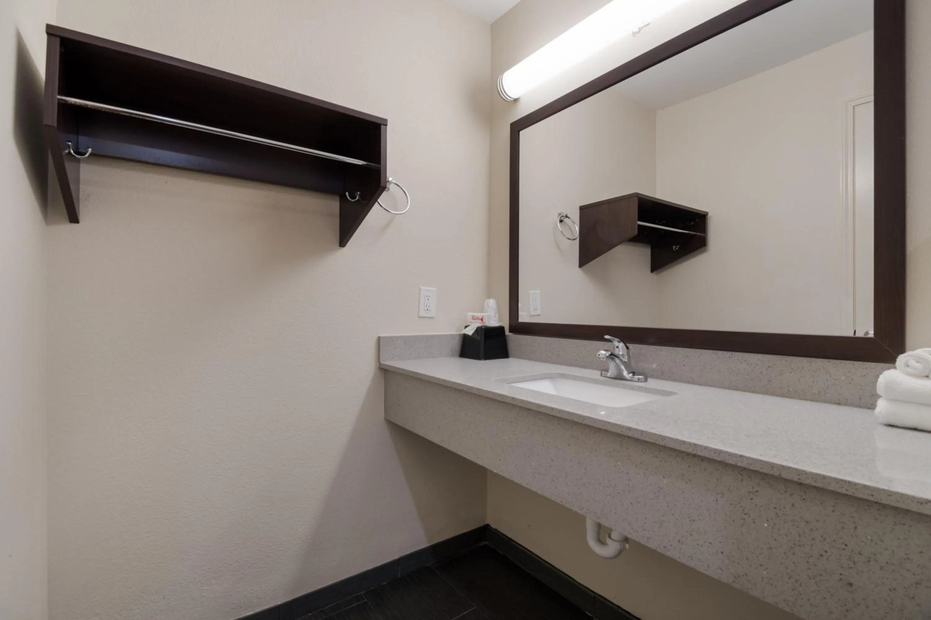 Photo of the whole room in Red Roof Inn Houston – Spring North