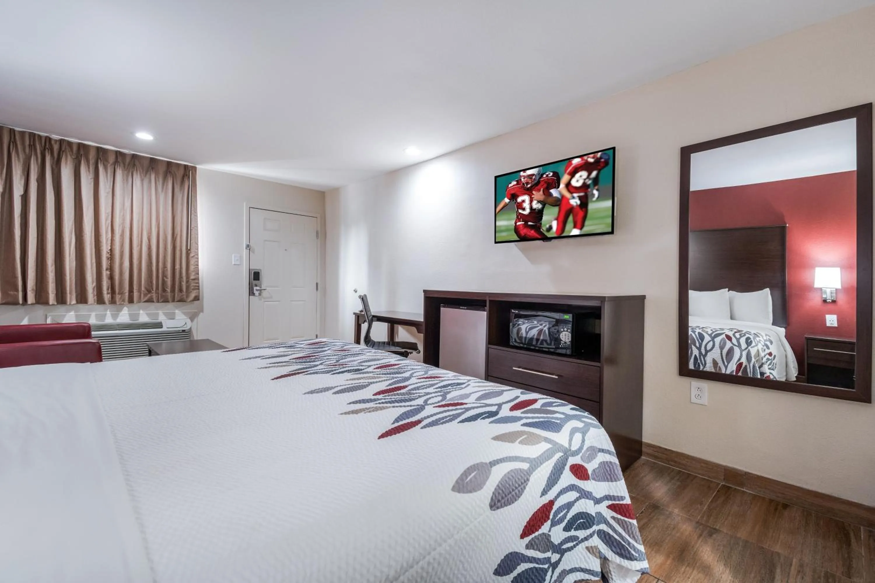 Photo of the whole room, Bed in Red Roof Inn Houston – Spring North