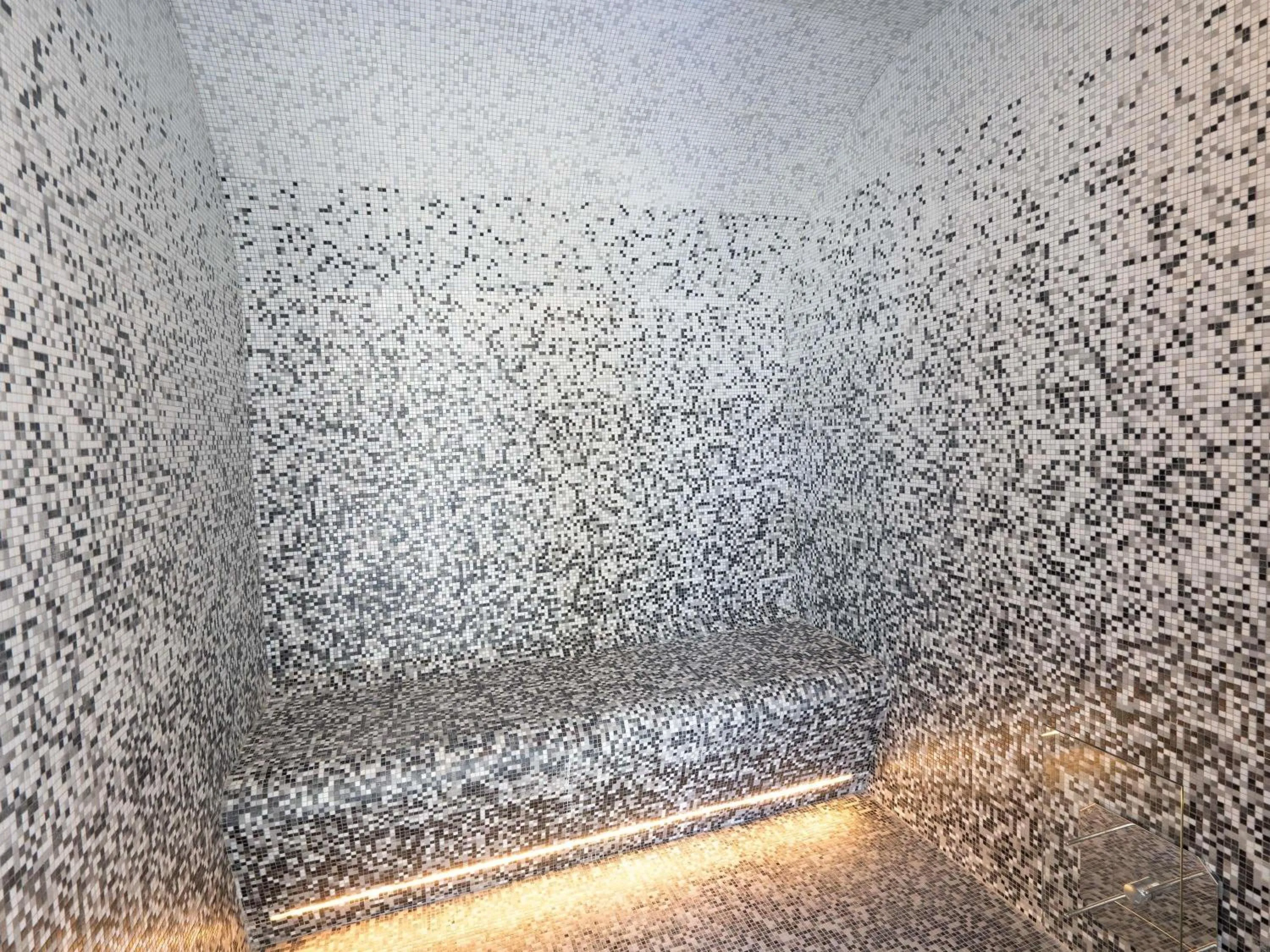 Pool view in Mercure Chantilly Resort & Conventions