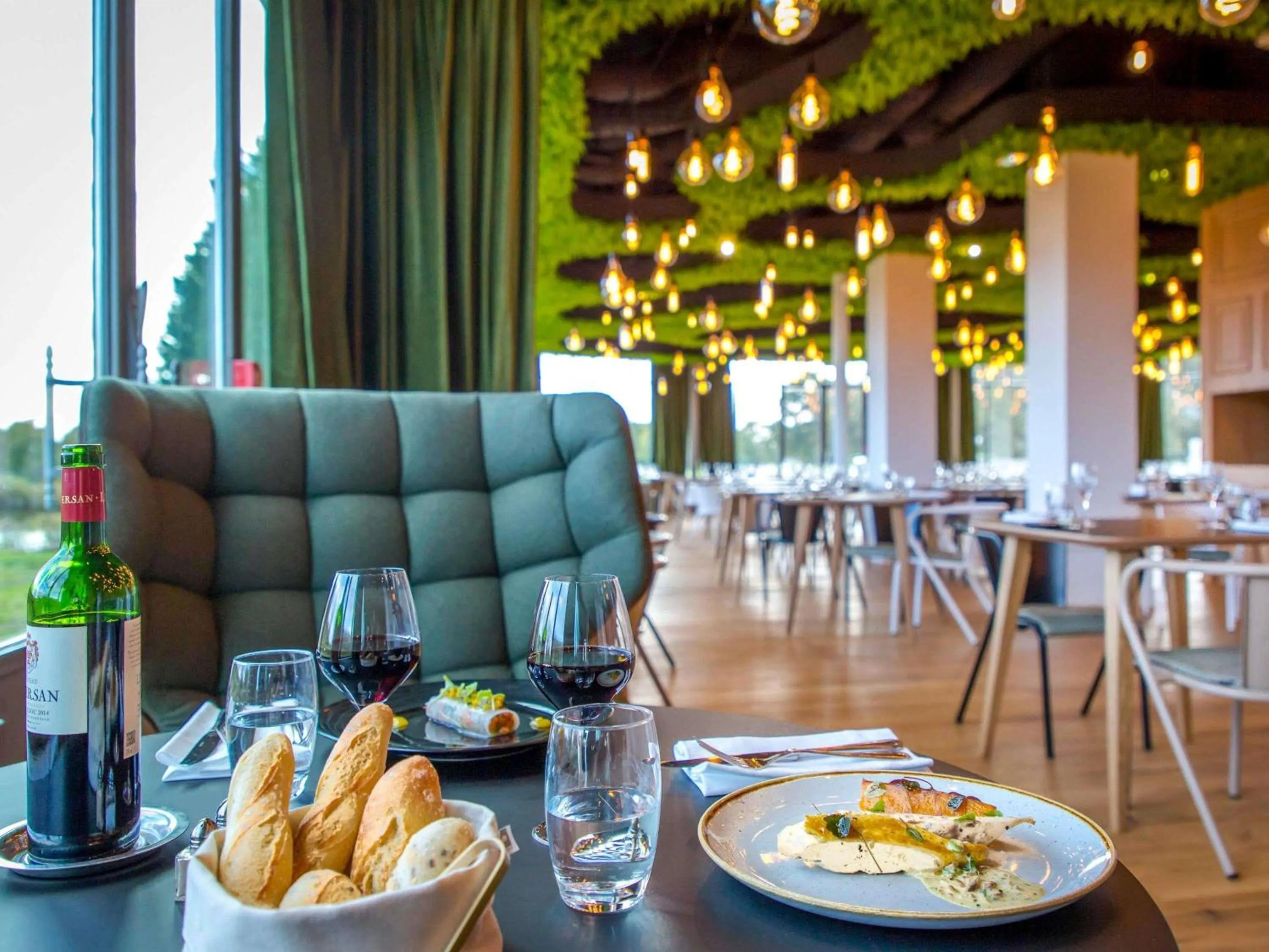 Restaurant/places to eat in Mercure Chantilly Resort & Conventions