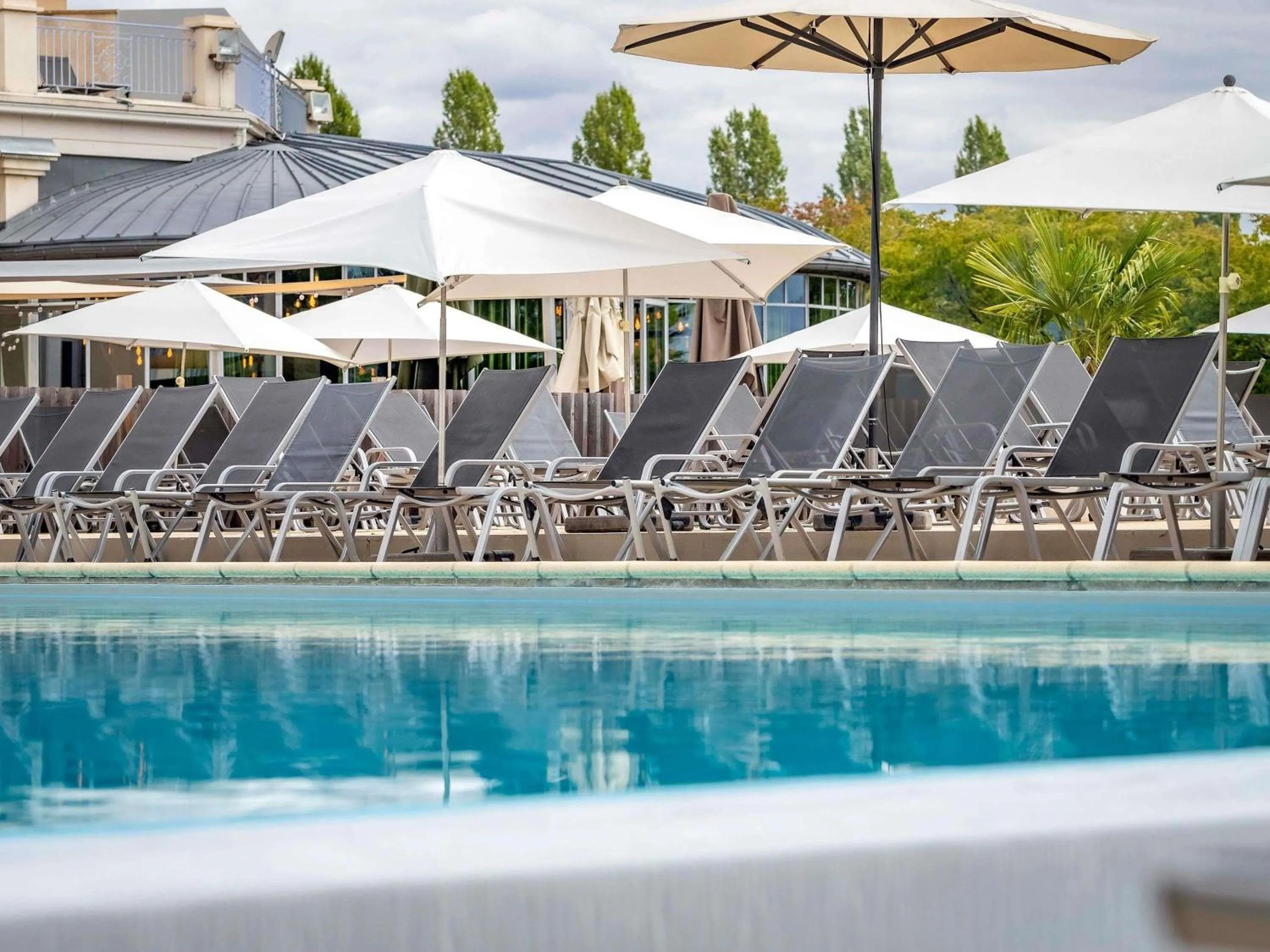 Pool view in Mercure Chantilly Resort & Conventions
