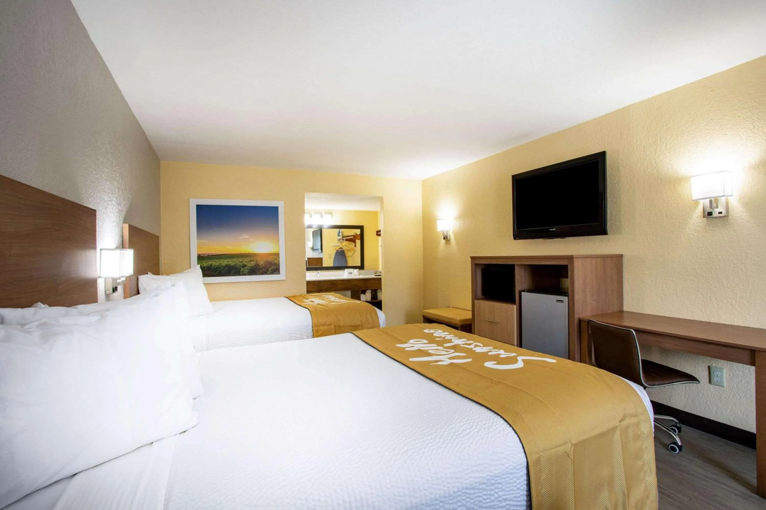 Photo of the whole room, Bed in Days Inn by Wyndham Apopka/Orlando