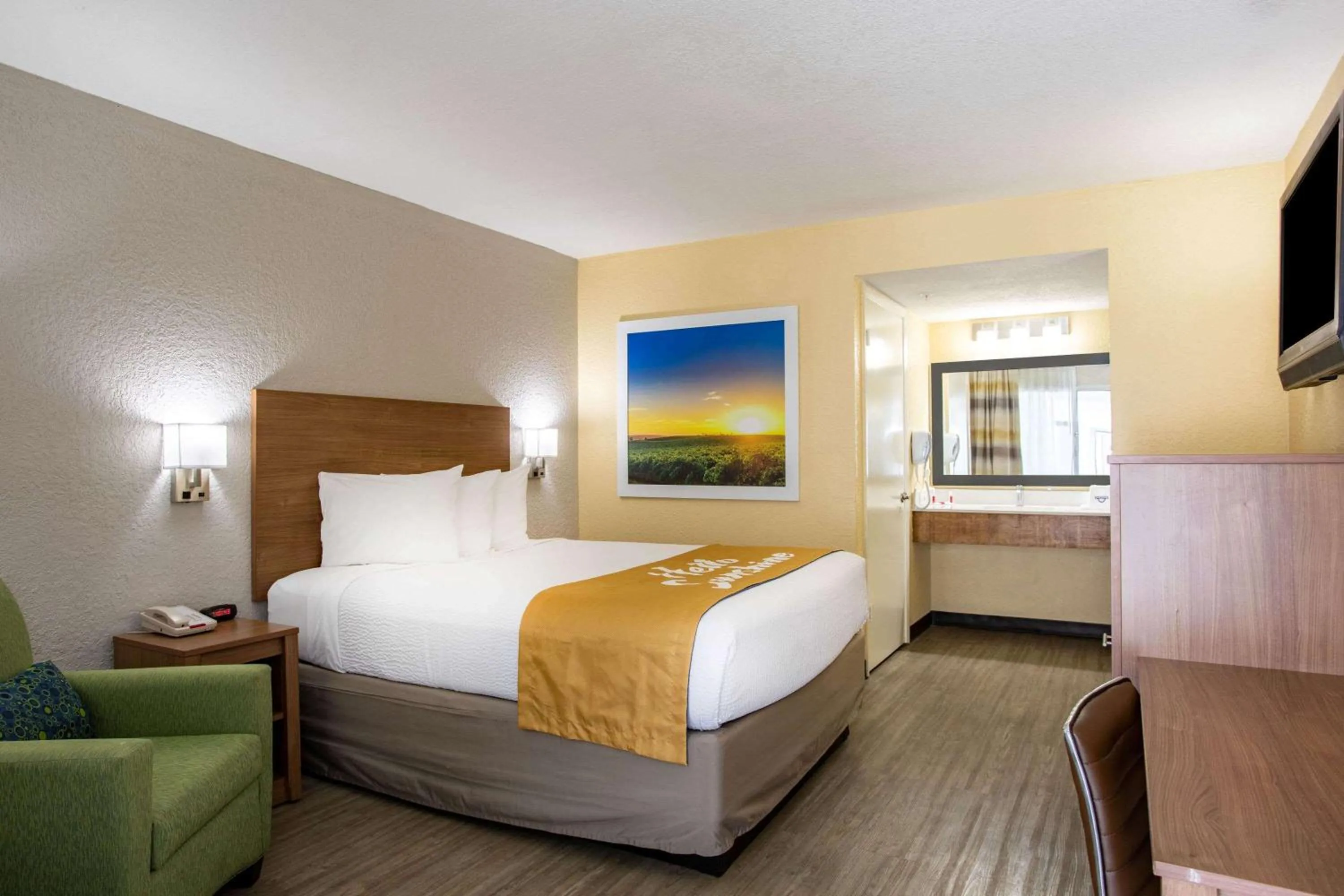 Photo of the whole room, Bed in Days Inn by Wyndham Apopka/Orlando