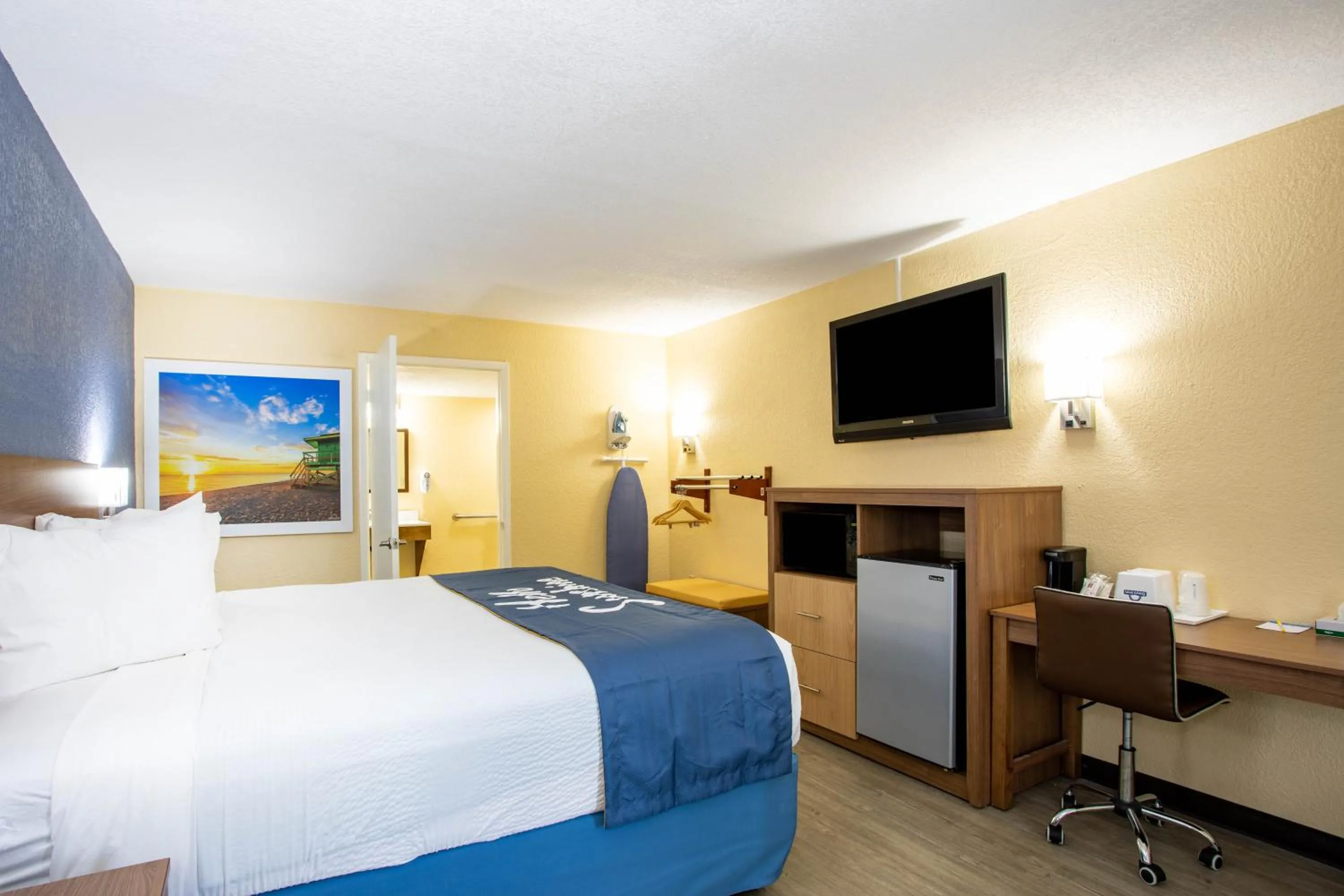 Photo of the whole room, Bed in Days Inn by Wyndham Apopka/Orlando