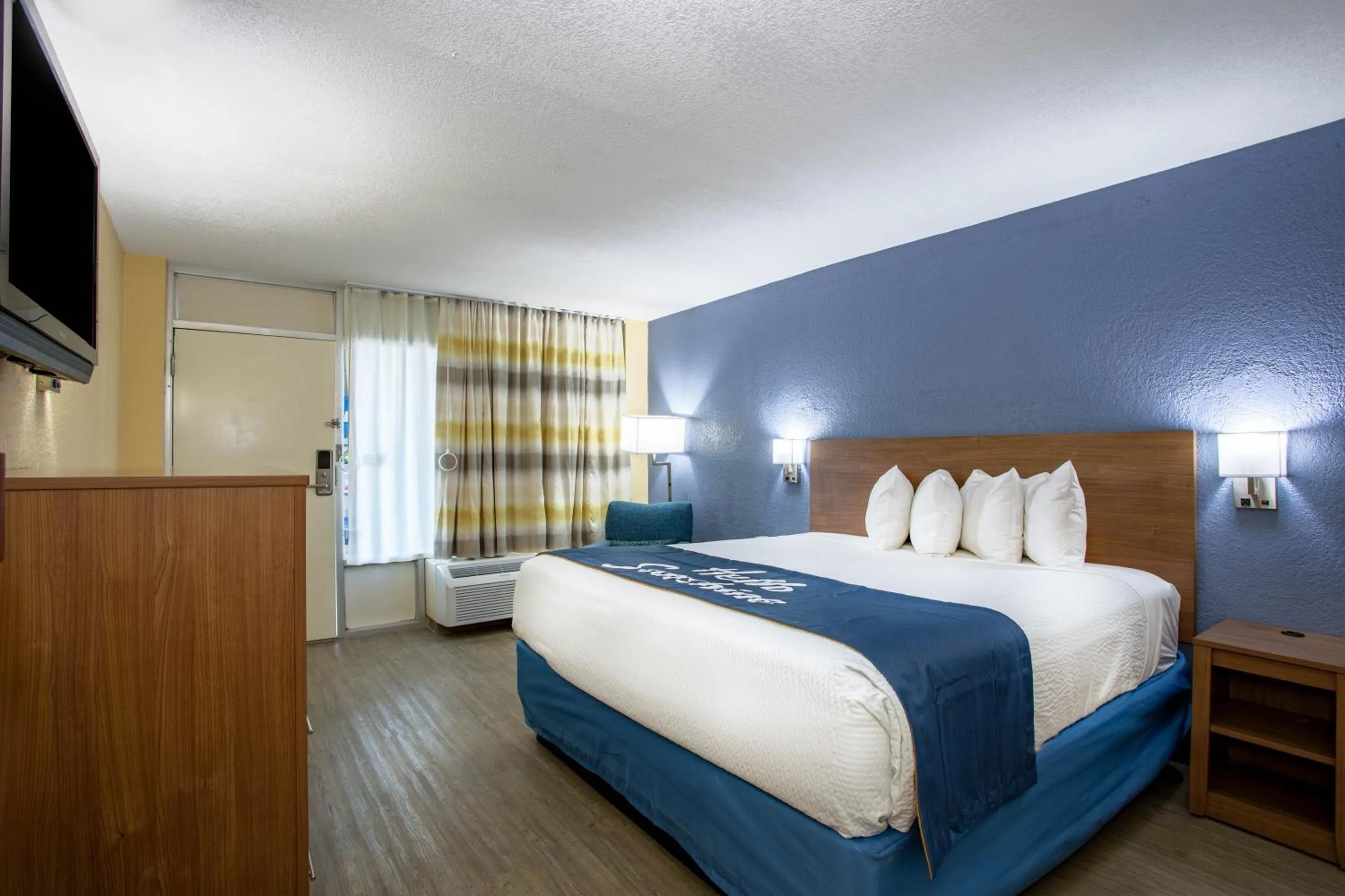 Photo of the whole room, Bed in Days Inn by Wyndham Apopka/Orlando