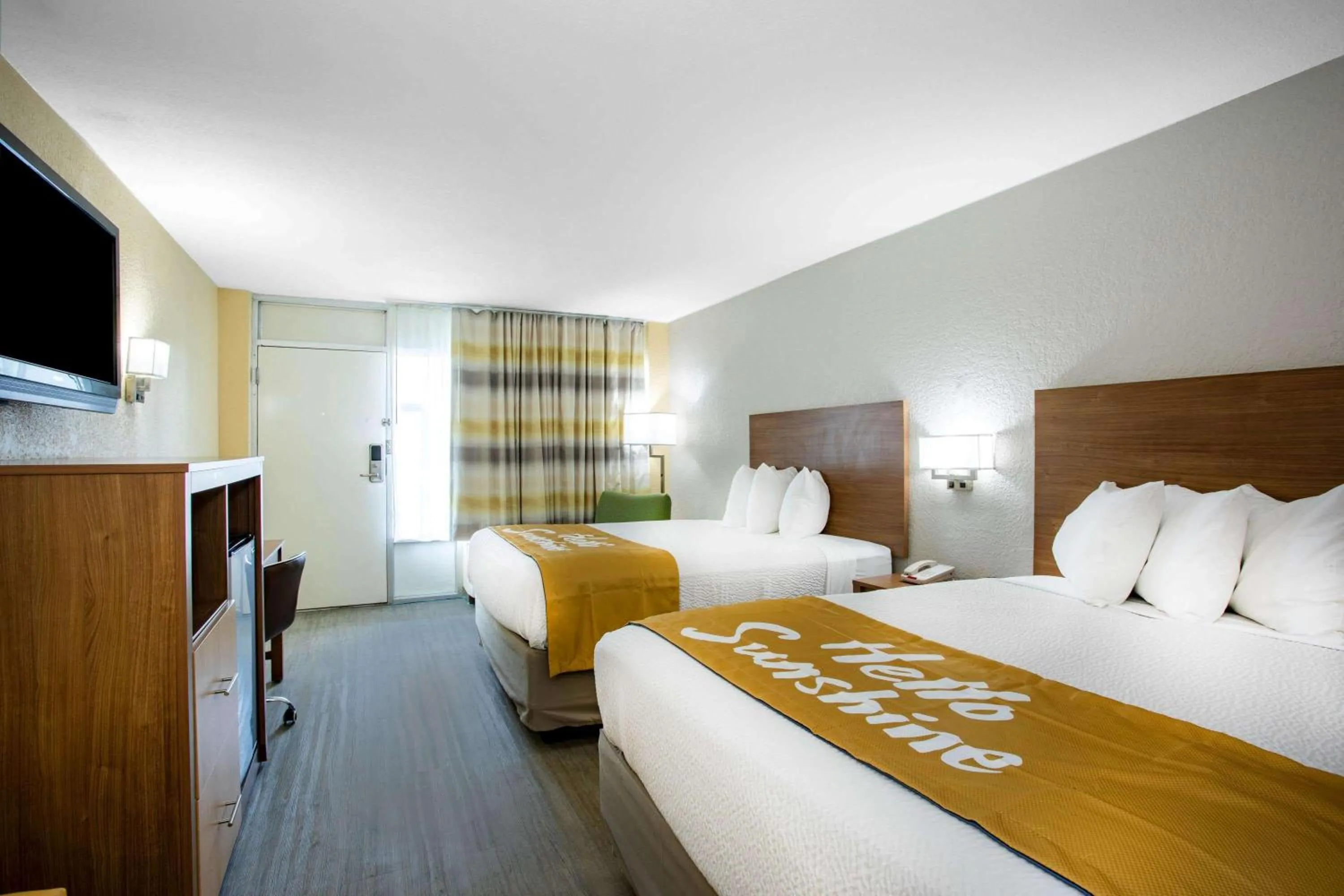 Photo of the whole room, Bed in Days Inn by Wyndham Apopka/Orlando