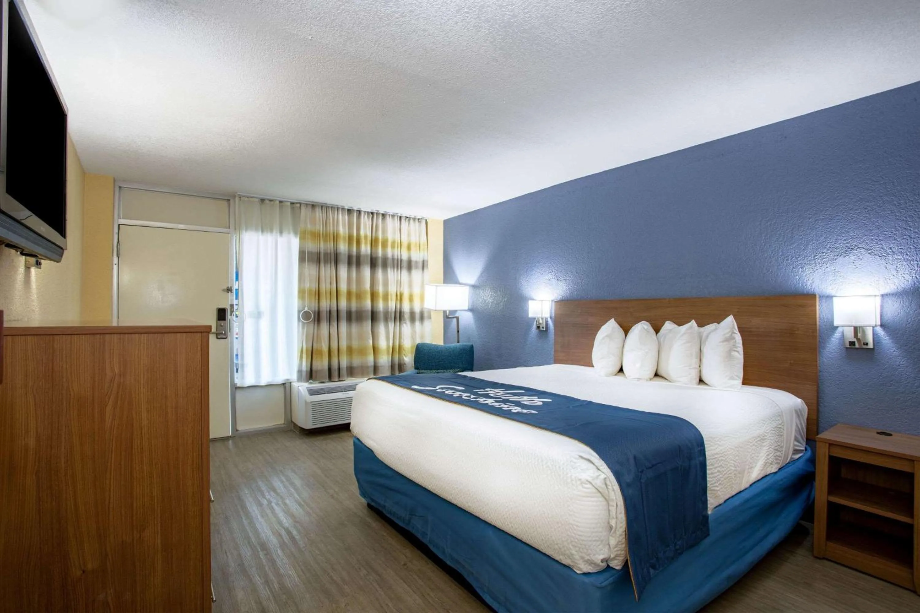 Photo of the whole room, Bed in Days Inn by Wyndham Apopka/Orlando