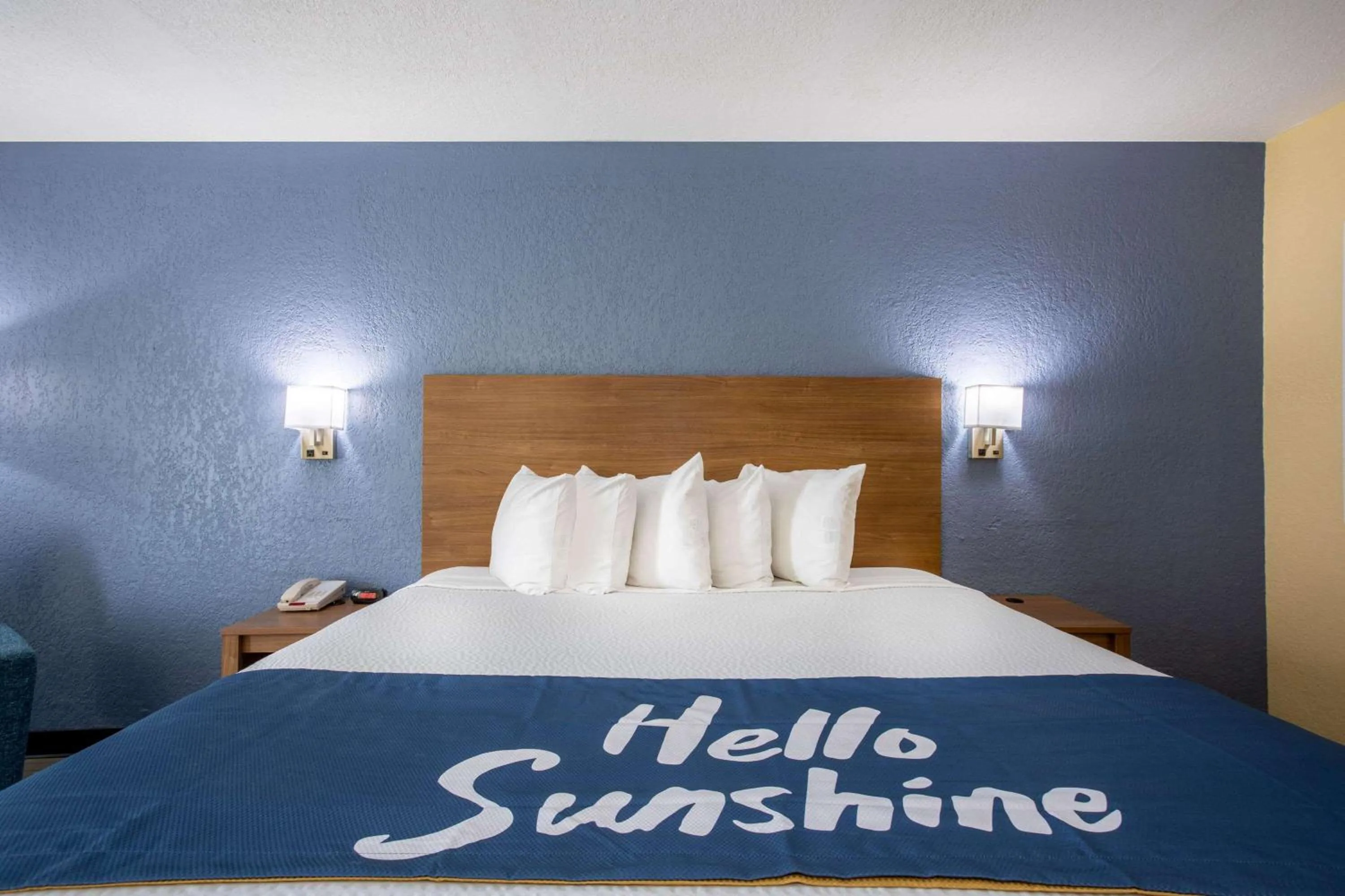 Photo of the whole room, Bed in Days Inn by Wyndham Apopka/Orlando