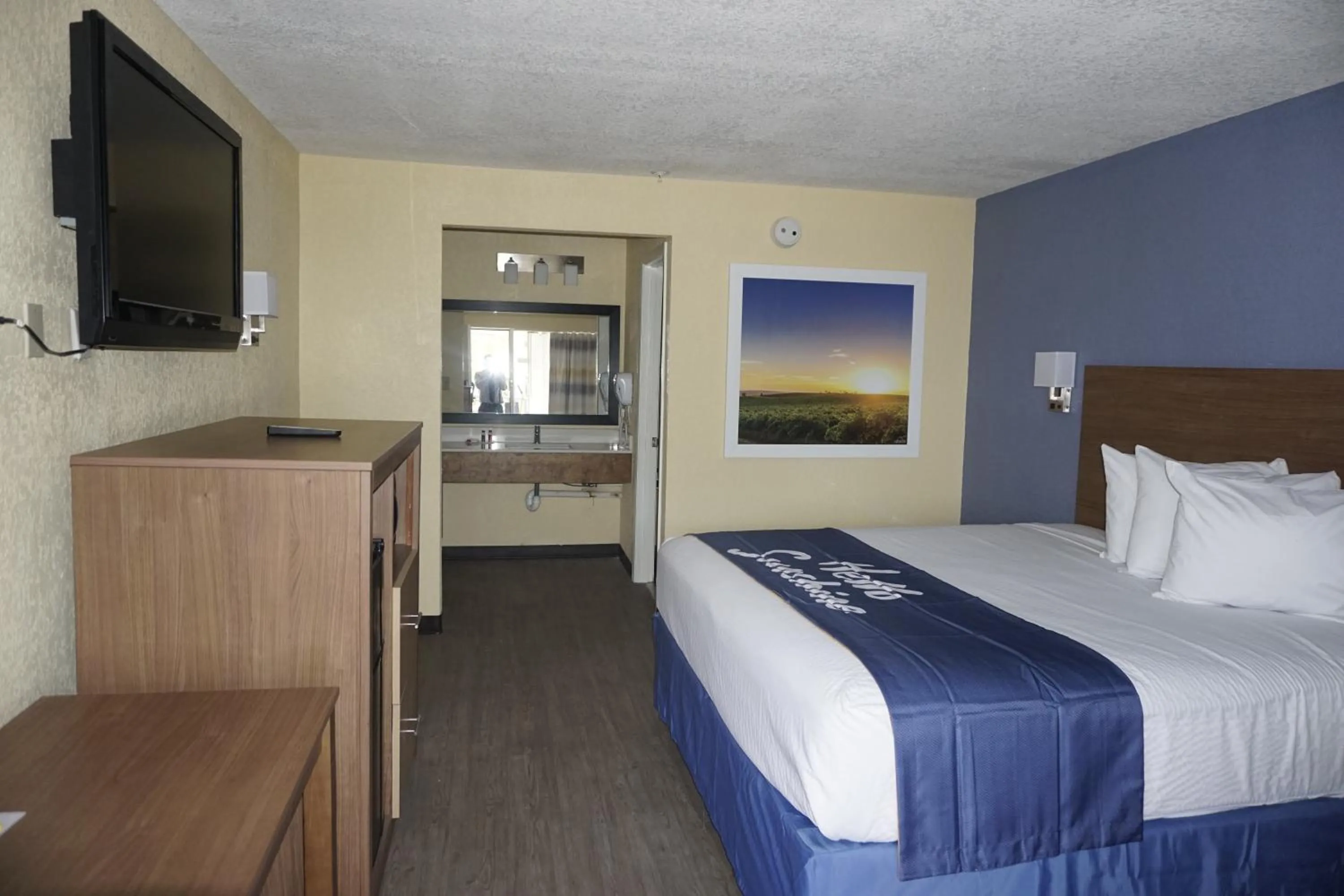 Photo of the whole room, Bed in Days Inn by Wyndham Apopka/Orlando