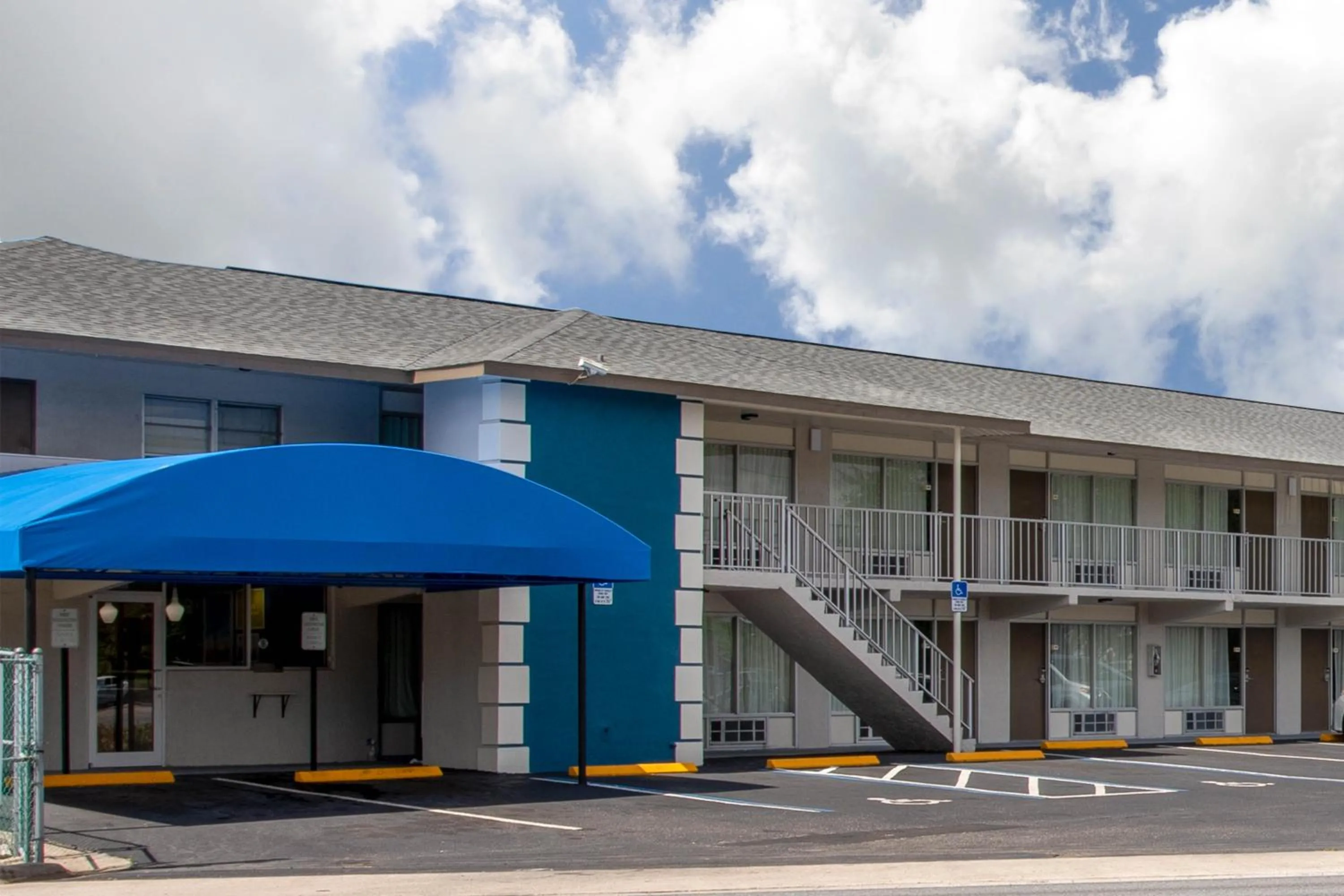 Facade/entrance in Days Inn by Wyndham Apopka/Orlando