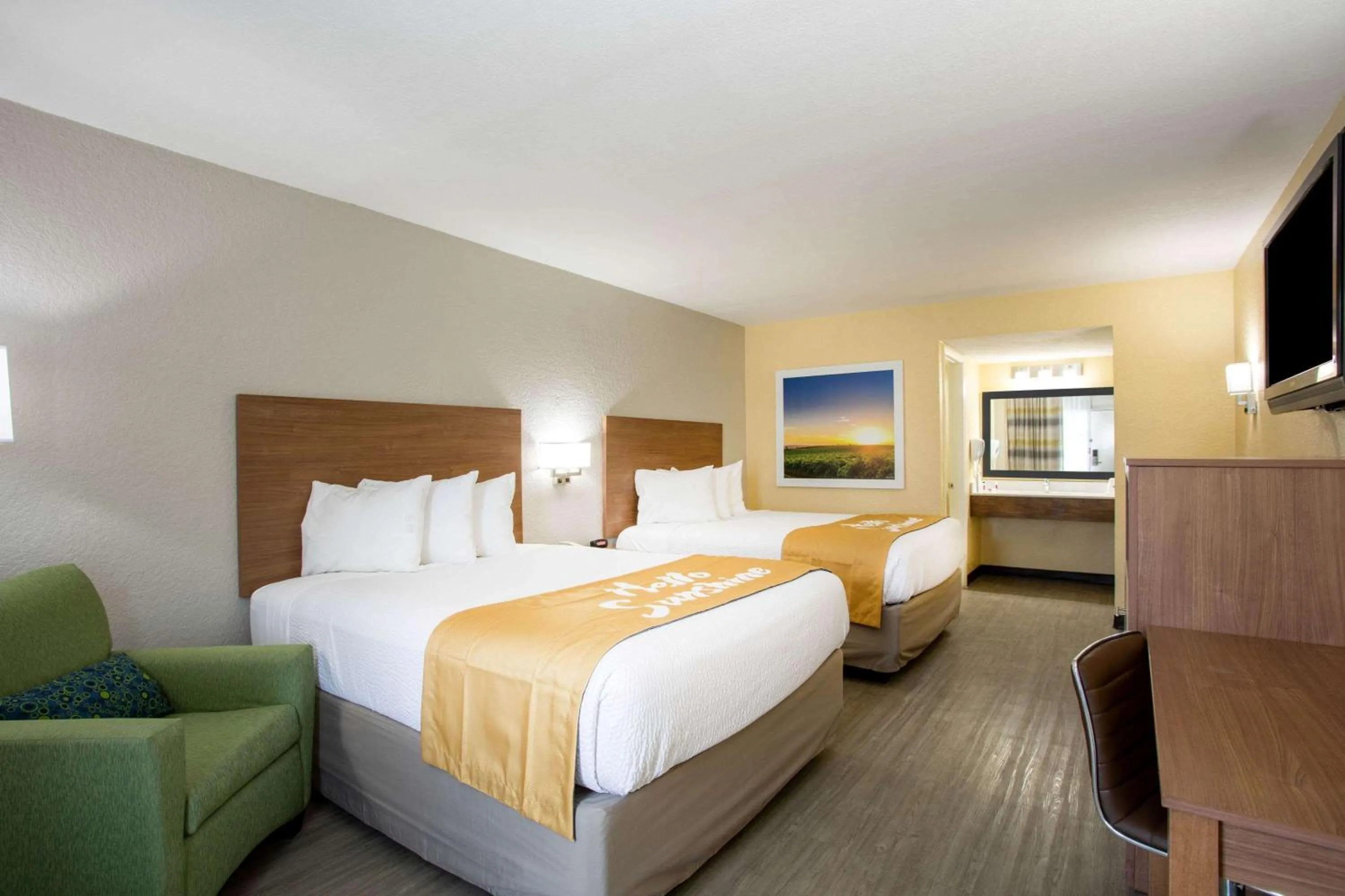Photo of the whole room, Bed in Days Inn by Wyndham Apopka/Orlando