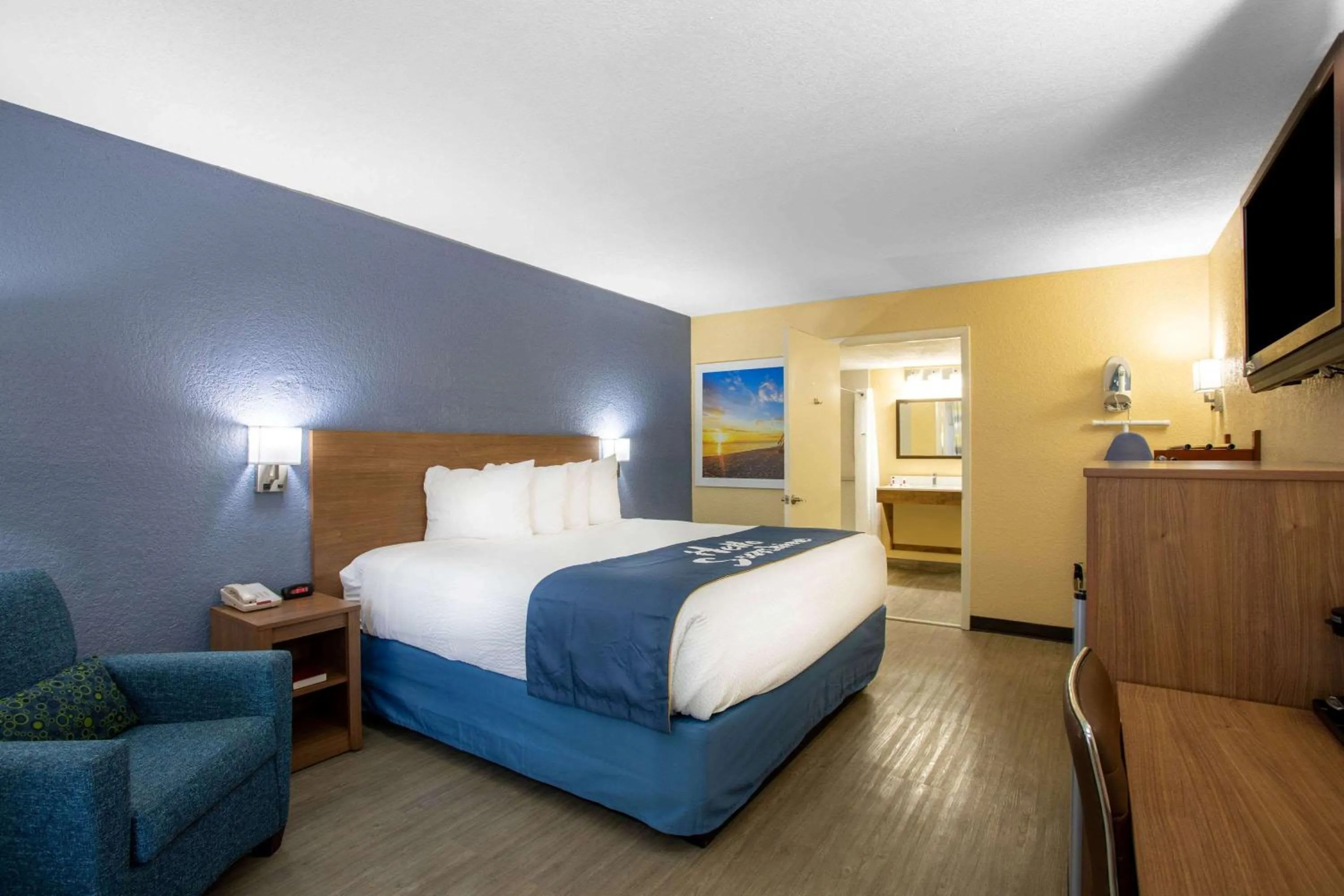 Photo of the whole room, Bed in Days Inn by Wyndham Apopka/Orlando