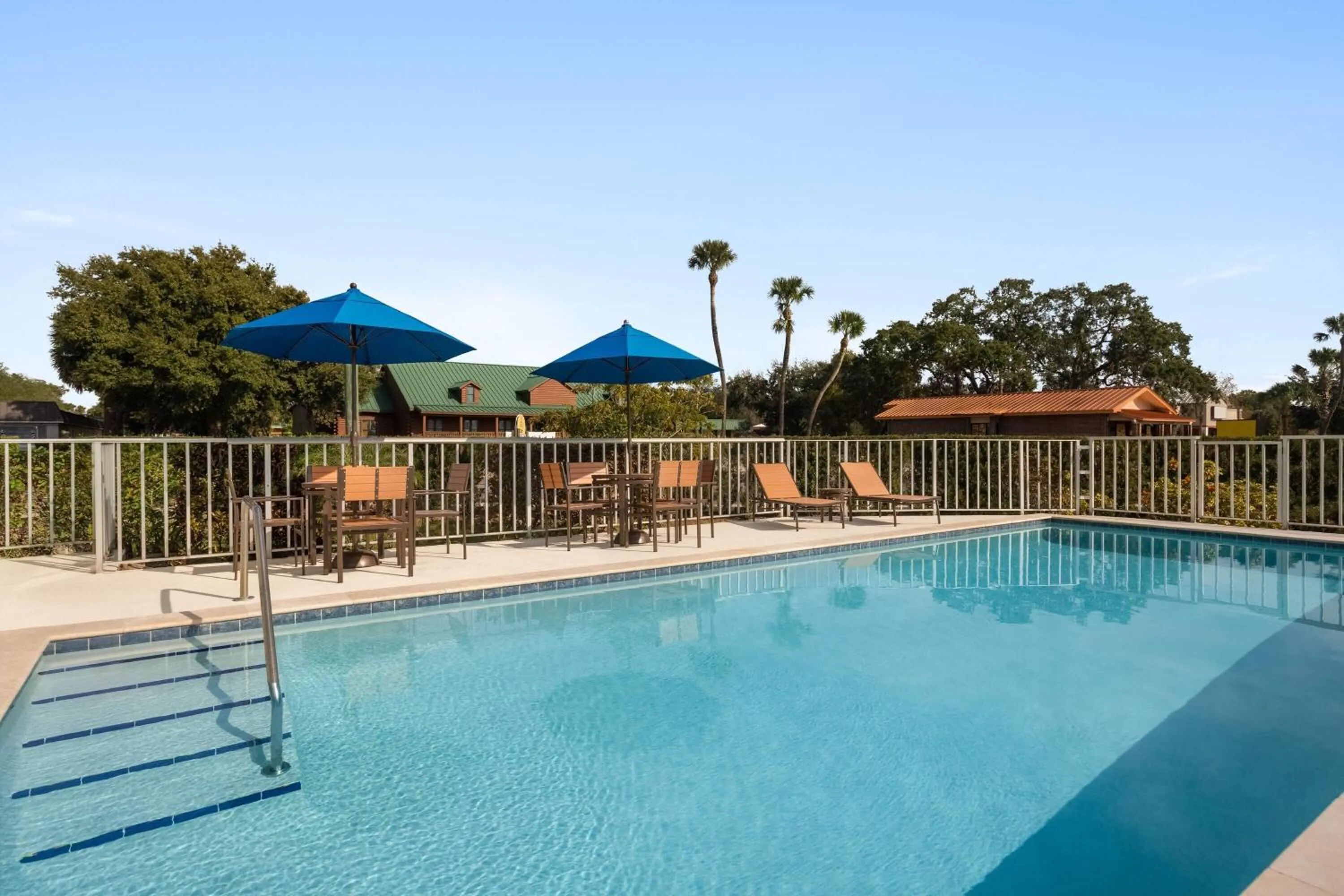 Pool view in Days Inn by Wyndham Apopka/Orlando