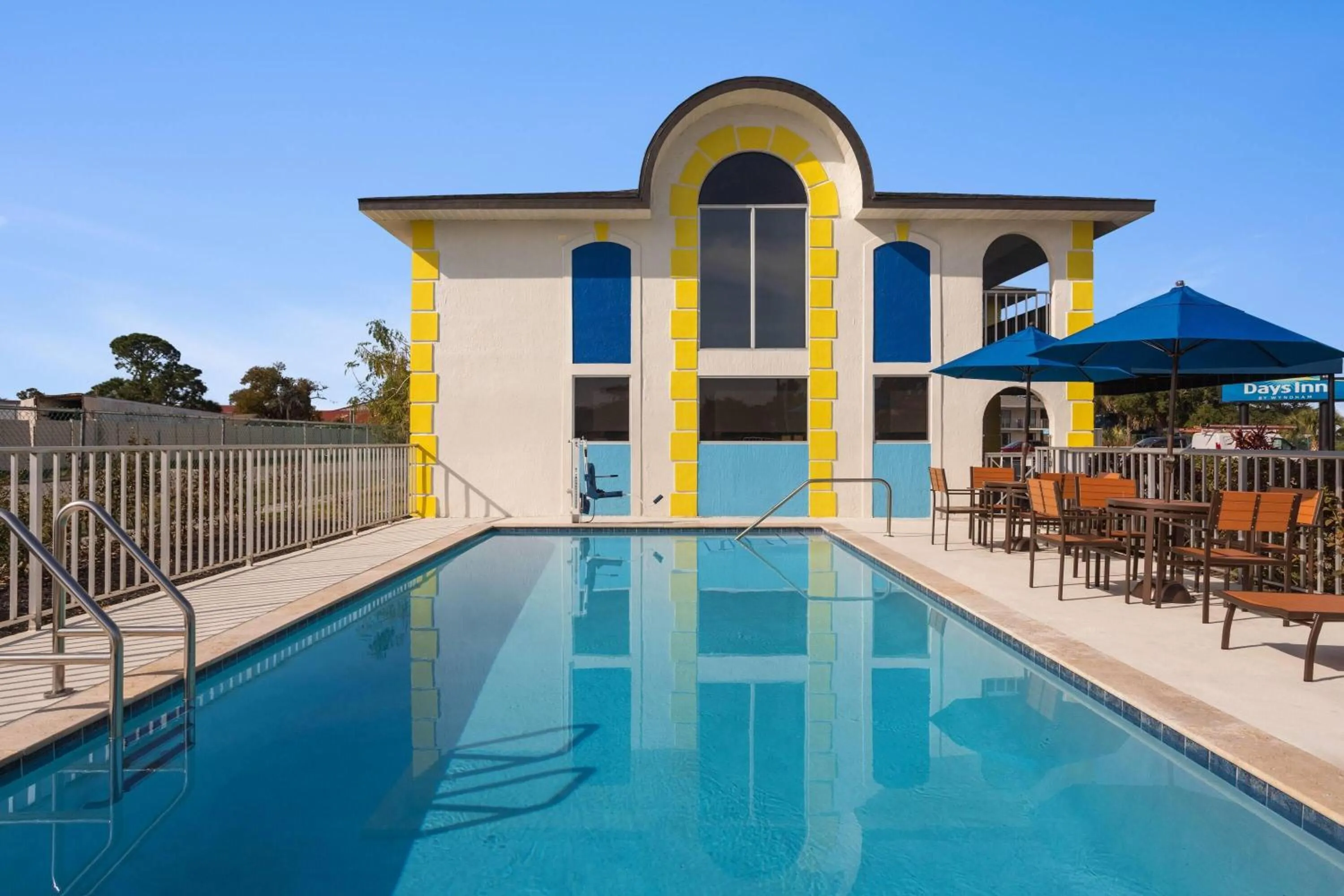 Pool view in Days Inn by Wyndham Apopka/Orlando