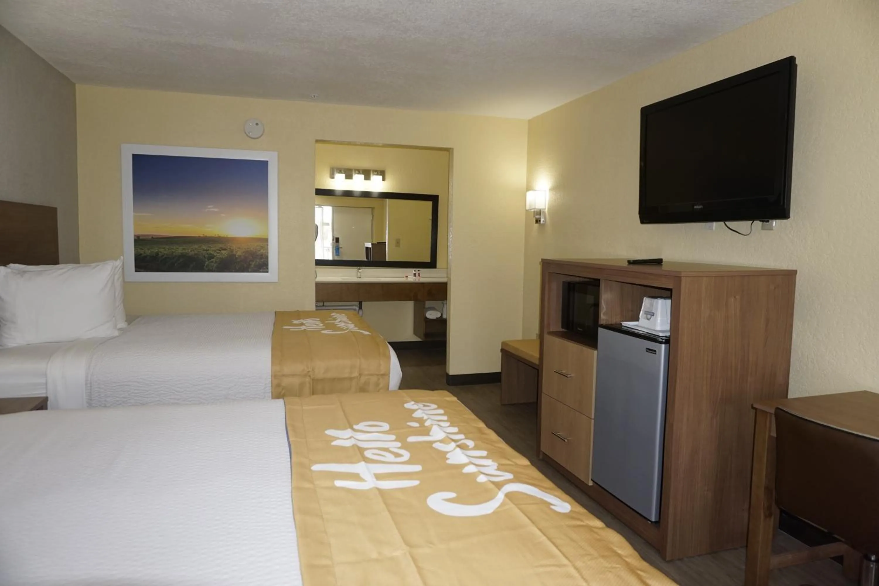 Bedroom, Bed in Days Inn by Wyndham Apopka/Orlando