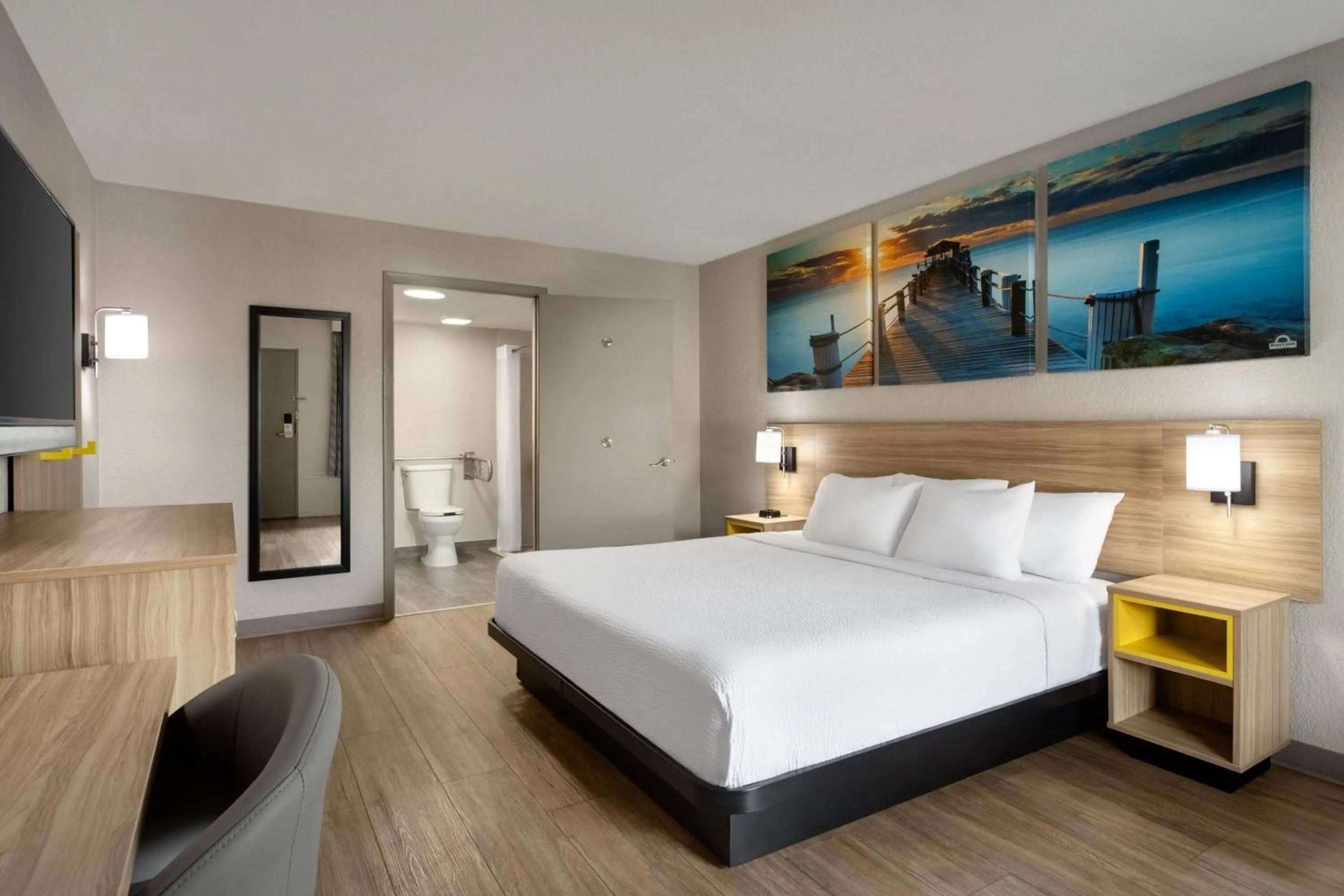 Photo of the whole room, Bed in Days Inn by Wyndham Apopka/Orlando