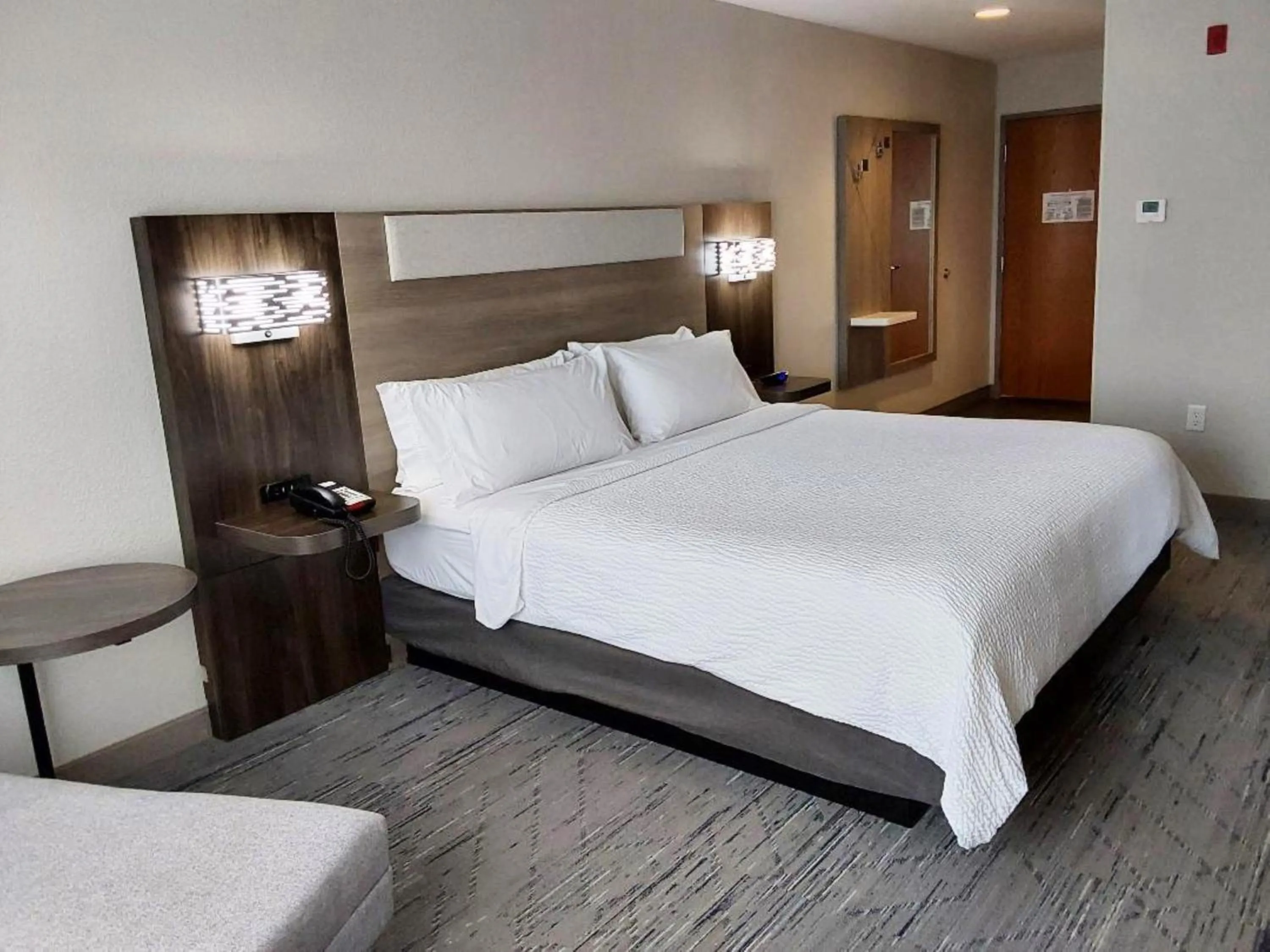 Photo of the whole room, Bed in Holiday Inn Express Hotel & Suites Antigo by IHG